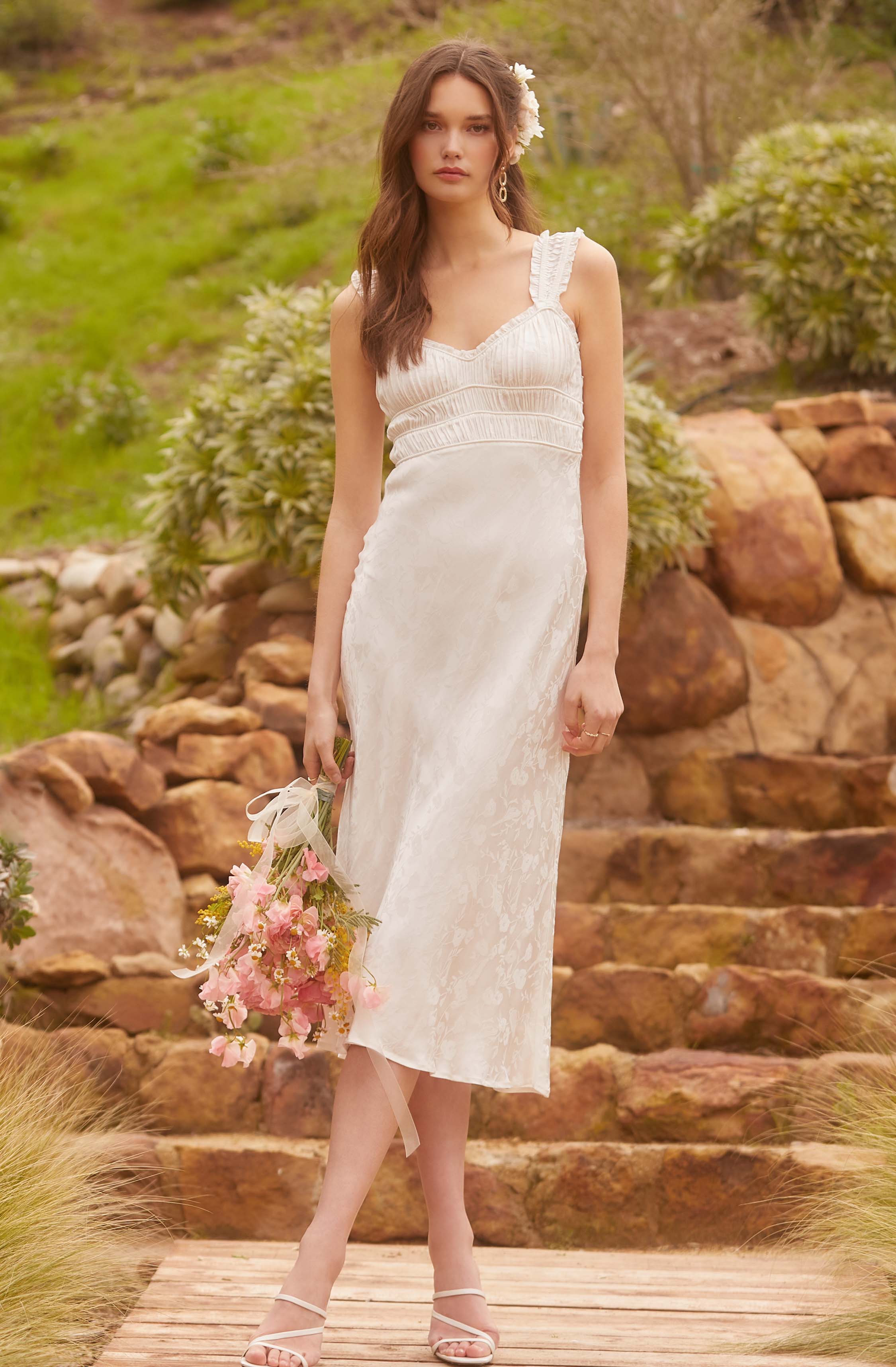 Sweetheart Neck Flare Dress - Keep the spotlight on you throughout the party, with this gorgeous piece. It comes with a sweetheart neckline that highlights its curves.
