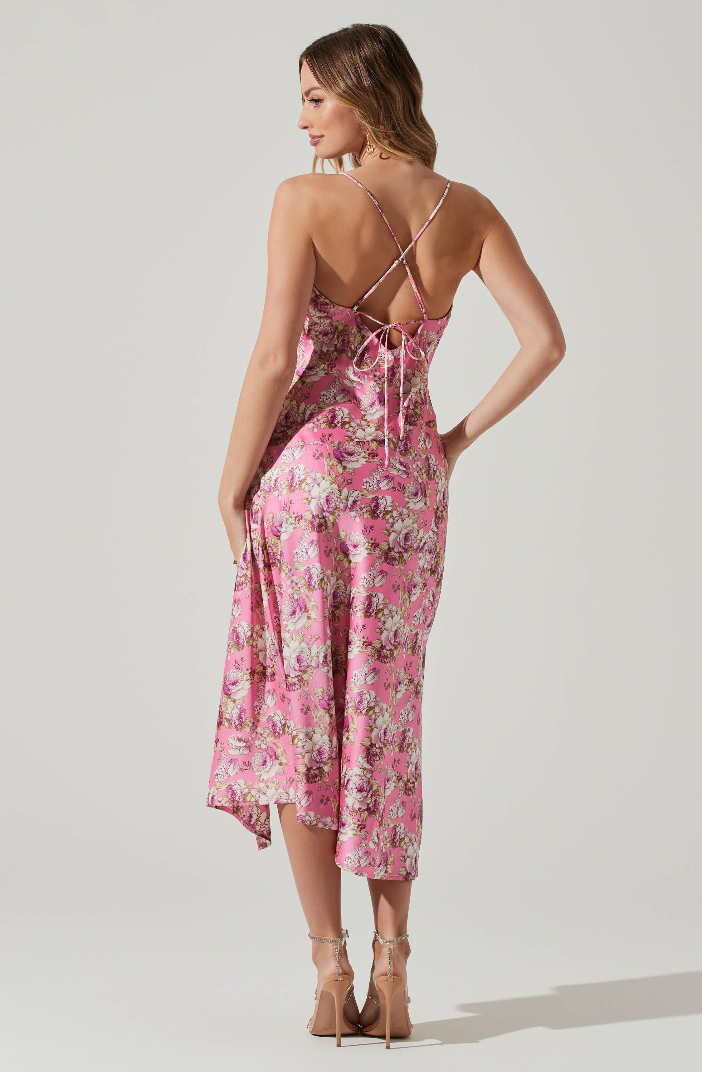 Grey Sweetheart Neck Sheath Dress - Nothing spells 'holiday style' like a casual sheath dress, and this one nails the look. It lays emphasis on an enticing sweetheart neckline. Team this one with a scarf and a bucket bag for a trendy look.