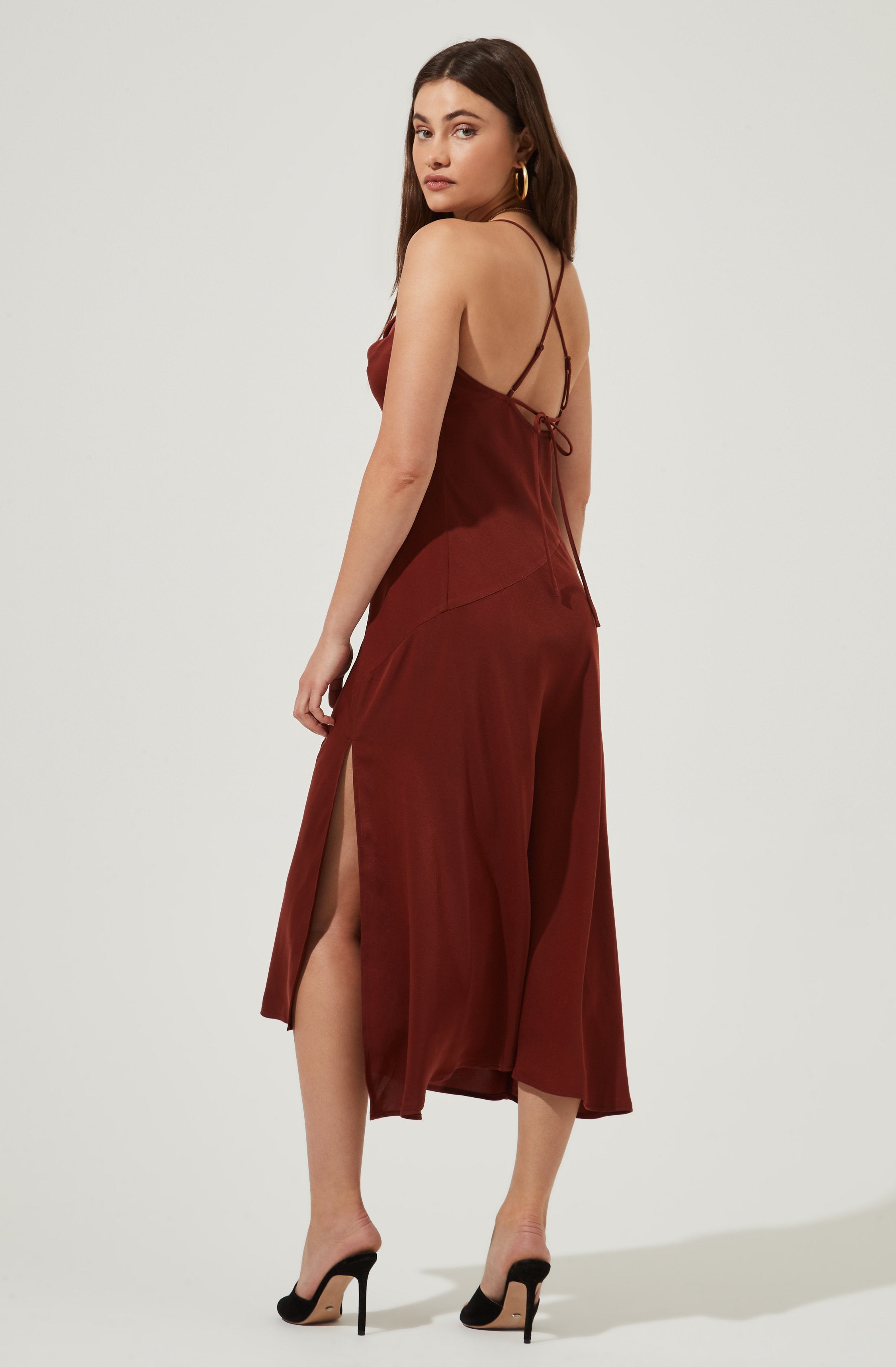 3-4Th Sleeve Flare Dress - This retro dress is just what you need to add a bit of color to your wardrobe. It lays emphasis on a round neckline.