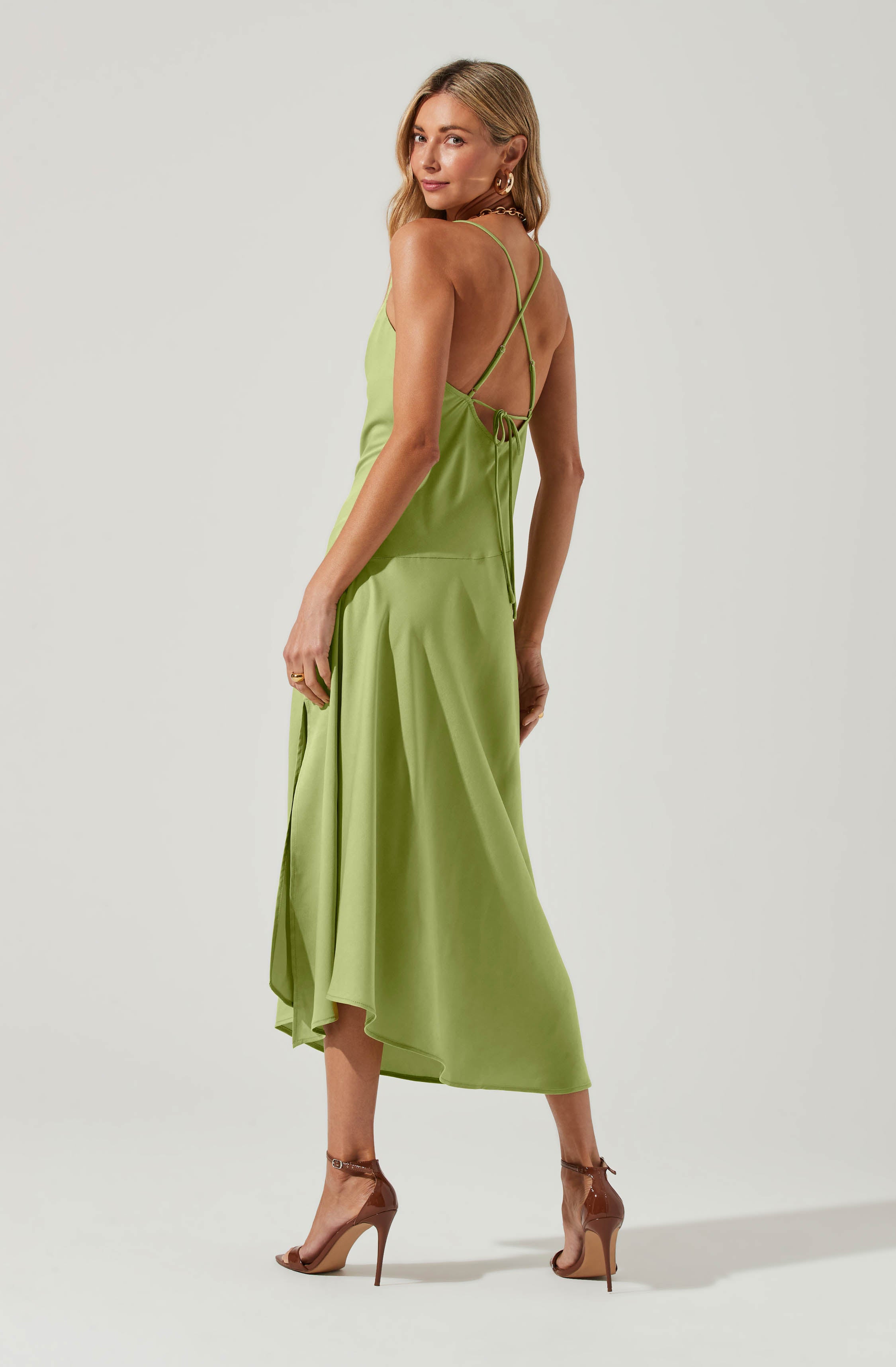 Sleeveless Sheath Dress - This one has a classic style to it that's great for special occasions and events. It lays emphasis on a modish cowl neck. This dress goes well with a pair of suede pumps and an envelope clutch.