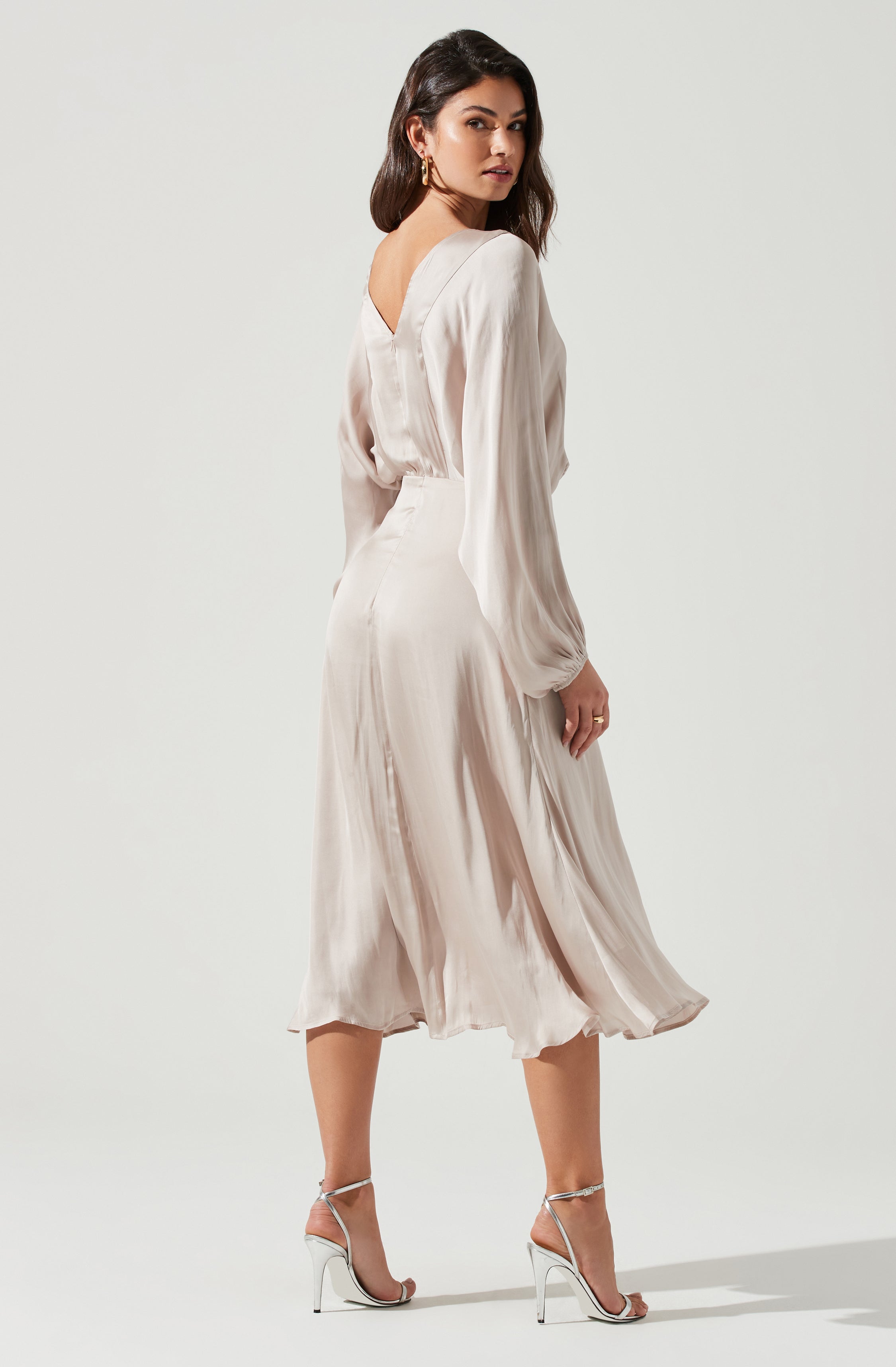 Long Sleeve Flare Dress - This dress is surely one of the more fashion forward options for your wardrobe. It comes with a slender highneck.
