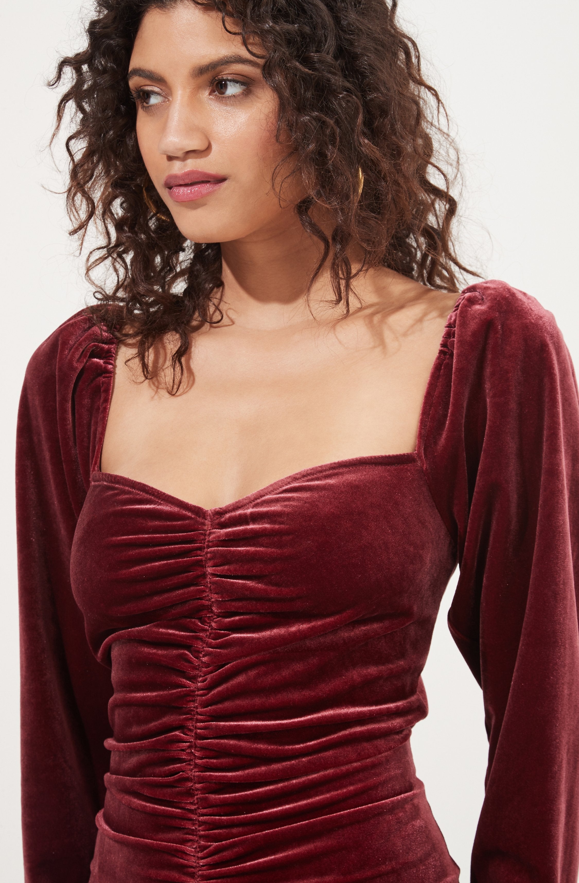Red Sweetheart Neck Sheath Dress - This dress offers all the glitz and glamor you'll ever need for those party nights. It lays emphasis on a captivating sweetheart neckline. Team this one with a scarf and a bucket bag for a trendy look.