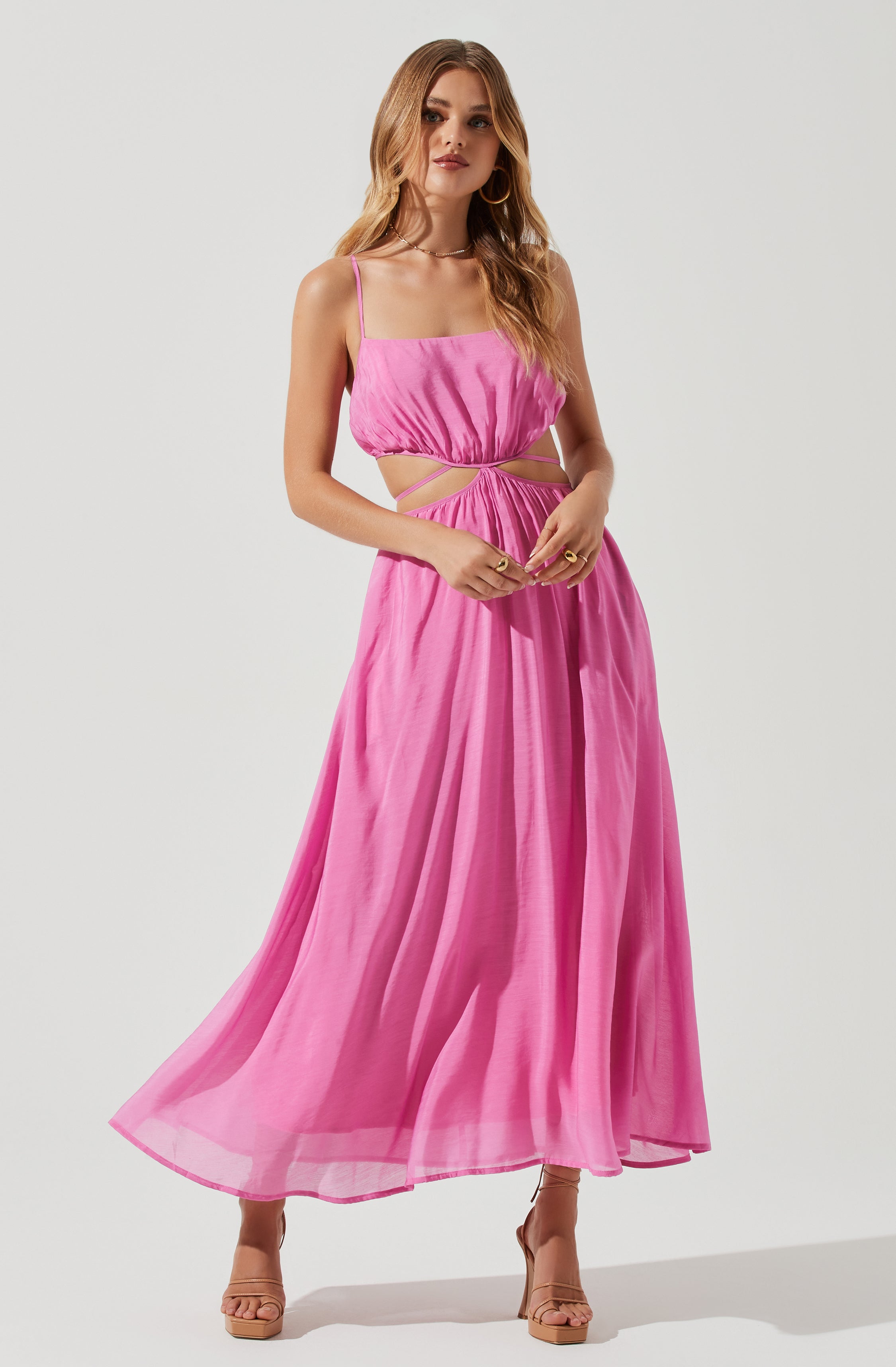 Sleeveless Flare Dress - This dress is surely one of the more fashion forward options for your wardrobe. It flaunts a captivating sweetheart neckline.