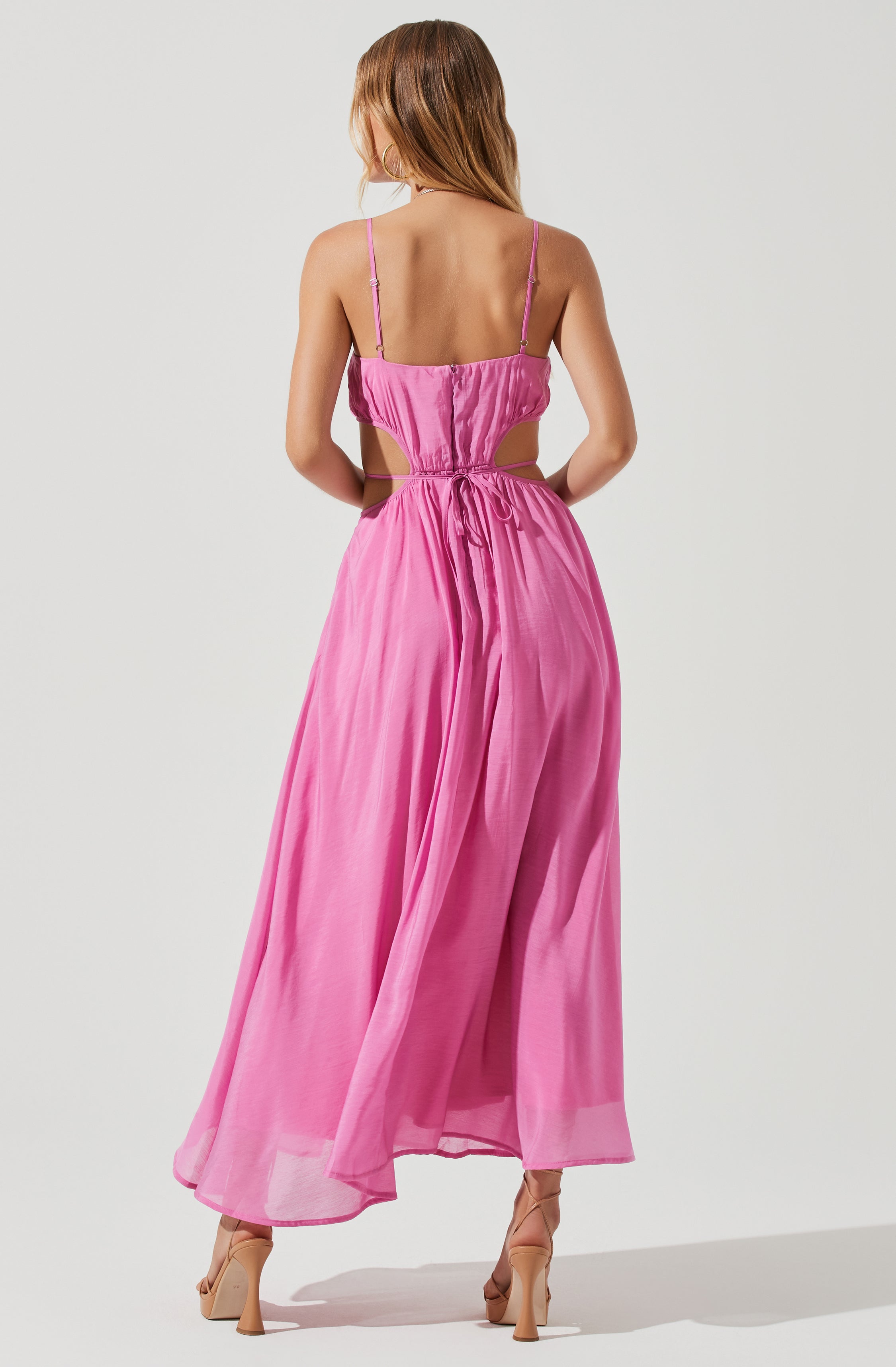 Sleeveless Flare Dress - This dress is surely one of the more fashion forward options for your wardrobe. It flaunts a captivating sweetheart neckline.