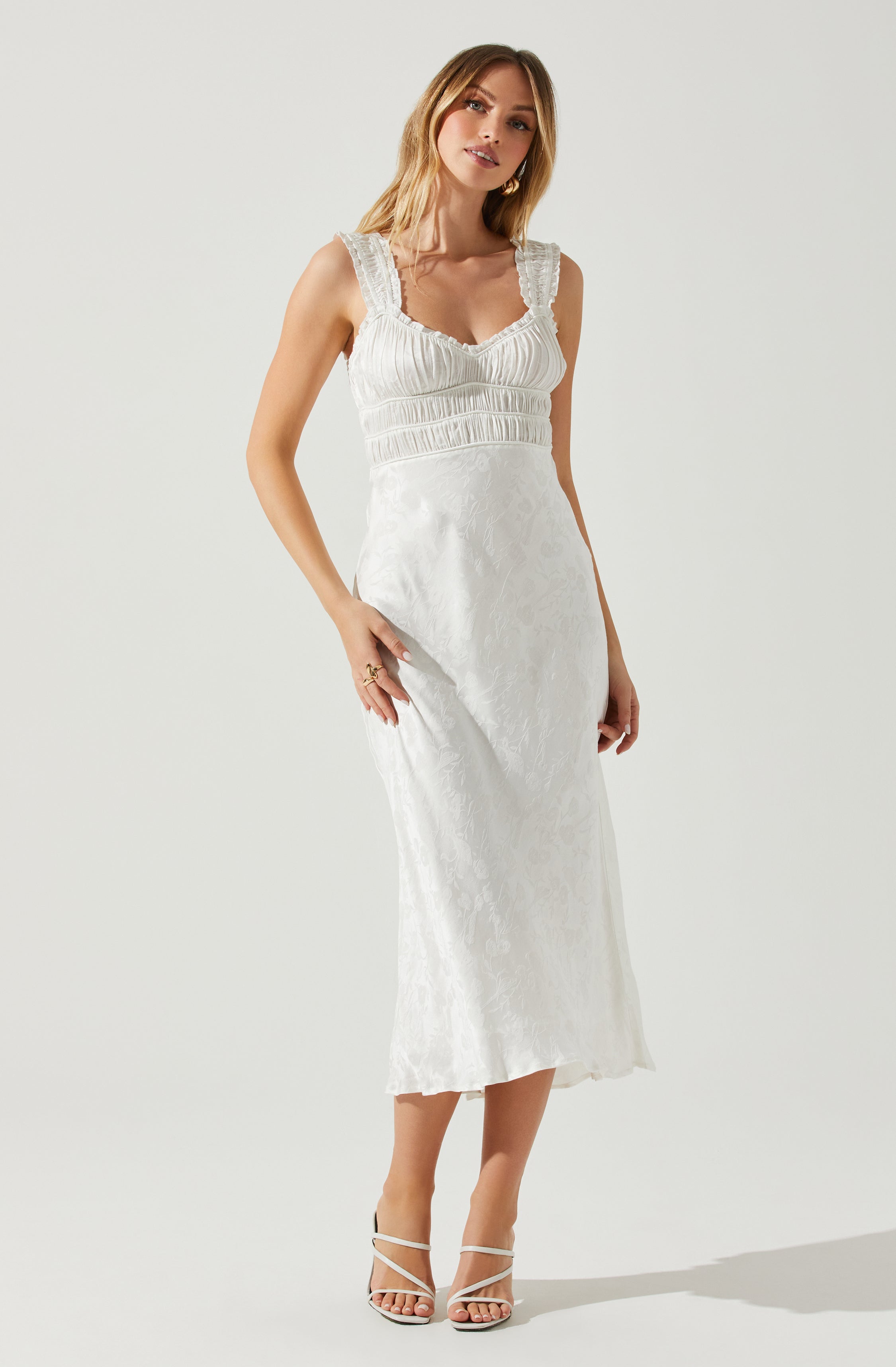 Sweetheart Neck Flare Dress - Keep the spotlight on you throughout the party, with this gorgeous piece. It comes with a sweetheart neckline that highlights its curves.