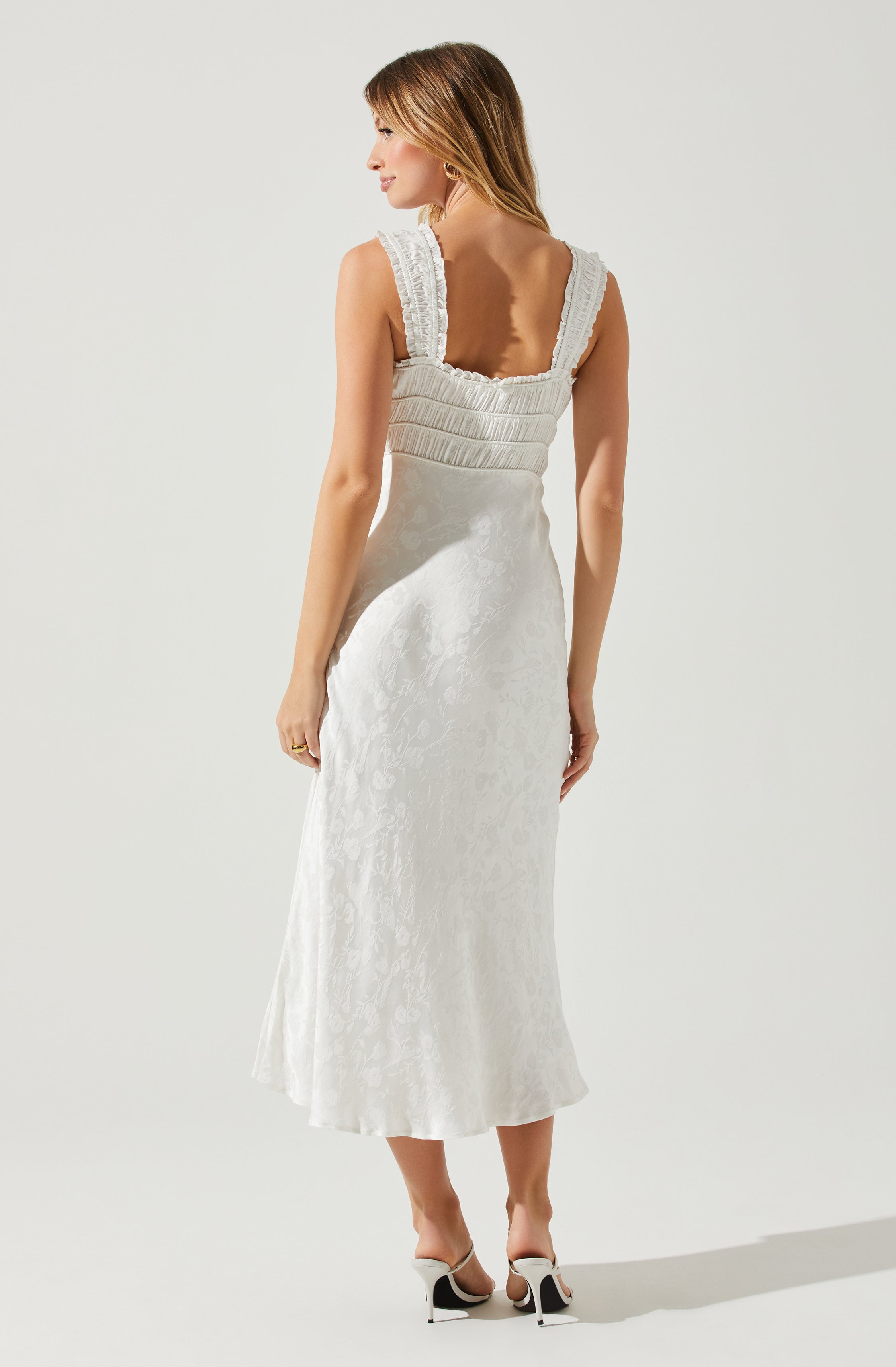 Sweetheart Neck Flare Dress - Keep the spotlight on you throughout the party, with this gorgeous piece. It comes with a sweetheart neckline that highlights its curves.