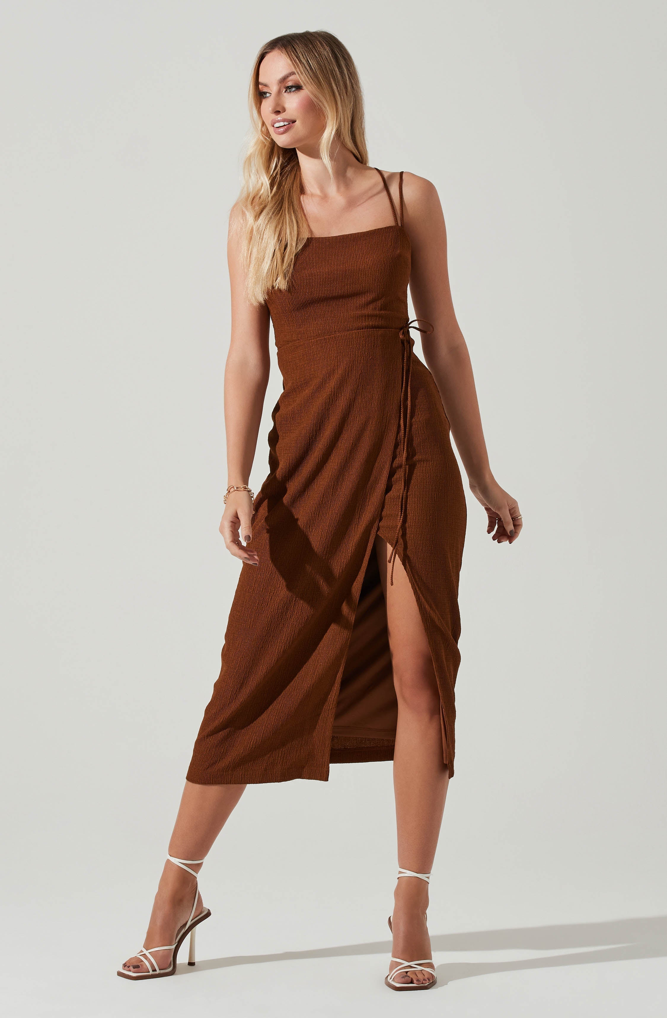 Brown Sheath Dress - This dress is surely one of the more fashion forward options for your wardrobe. It flaunts a squared neckline. This dress goes well with a pair of suede pumps and an envelope clutch.