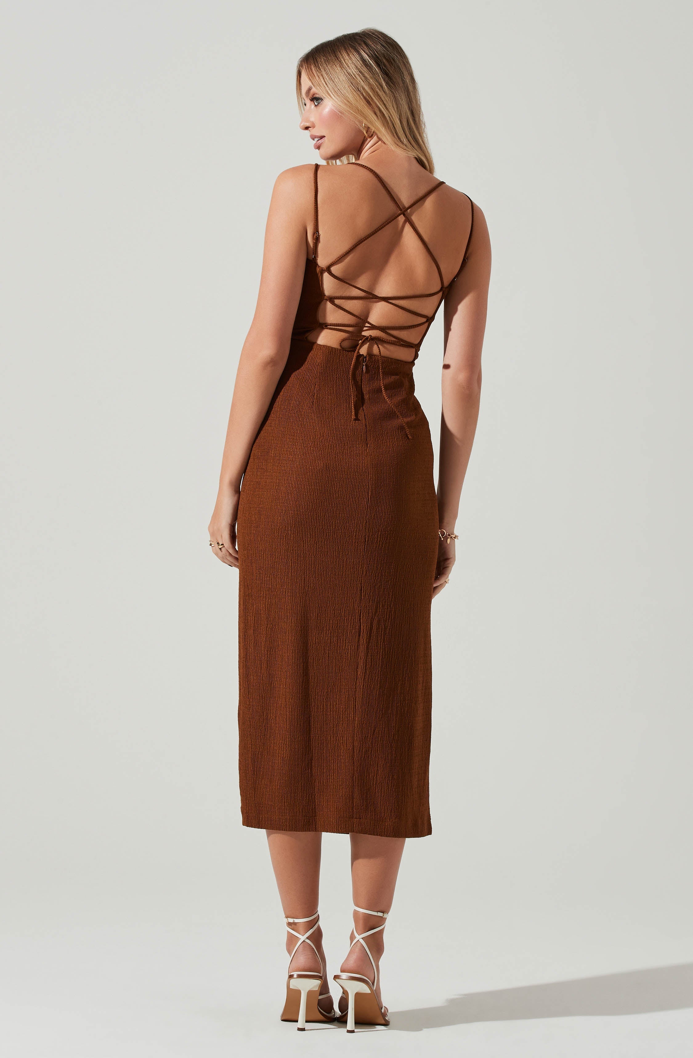 Brown Sheath Dress - This dress is surely one of the more fashion forward options for your wardrobe. It flaunts a squared neckline. This dress goes well with a pair of suede pumps and an envelope clutch.