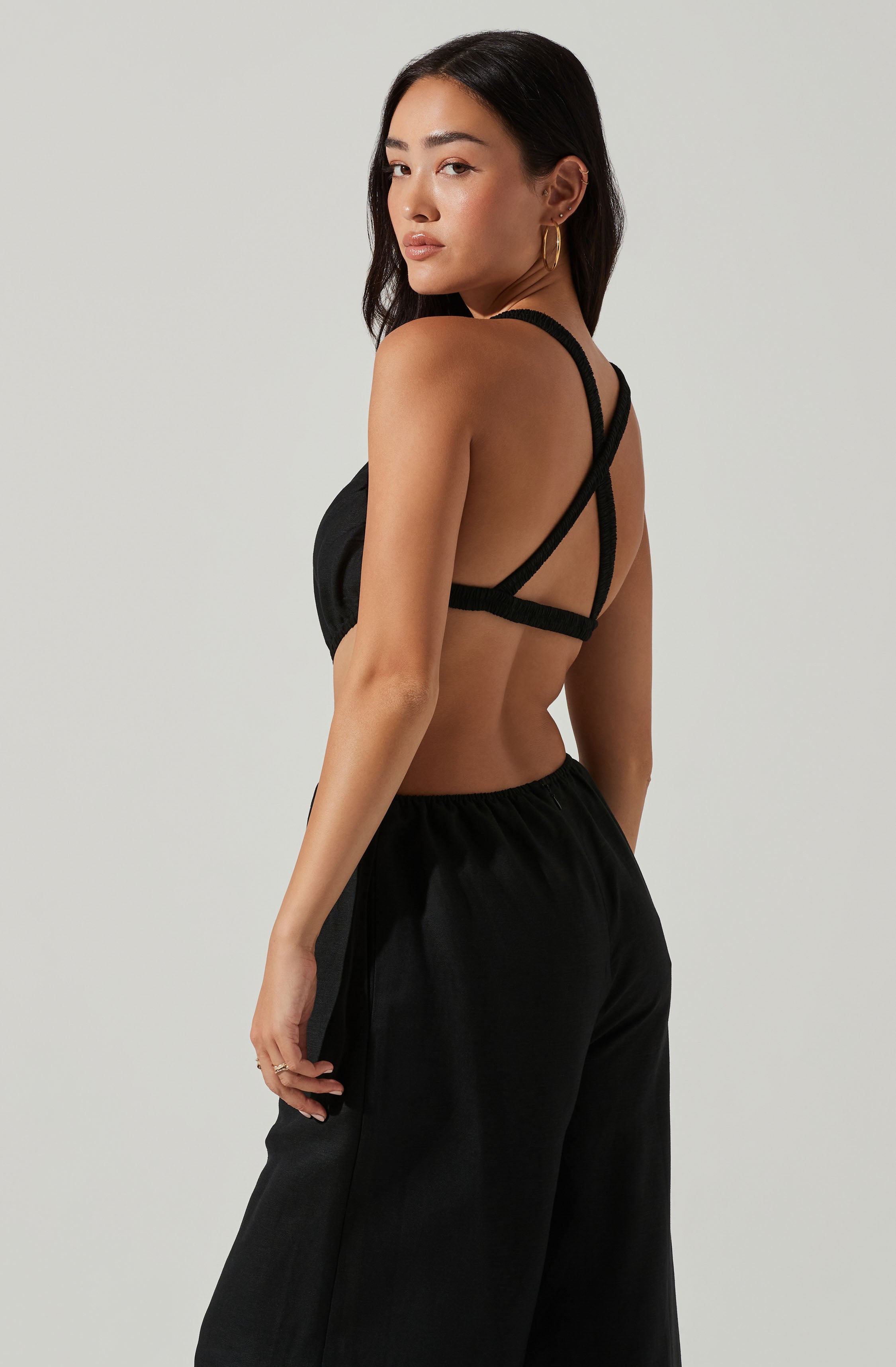 Black Scoop Neck Jumpsuit - When it comes to modish casual outfits, this jumpsuit guarantees a great look. It emphasizes a complementing scoop neck. It's bound to look great with a jacket and a pair of block heels.