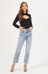 Black Crewneck T-Shirt - This is an outfit that easily goes from morning coffee to post-work happy hour. It lays emphasis on a crew neck. Style this piece with a pair of capris and sneakers for a casual day out.