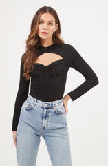 Black Crewneck T-Shirt - This is an outfit that easily goes from morning coffee to post-work happy hour. It lays emphasis on a crew neck. Style this piece with a pair of capris and sneakers for a casual day out.