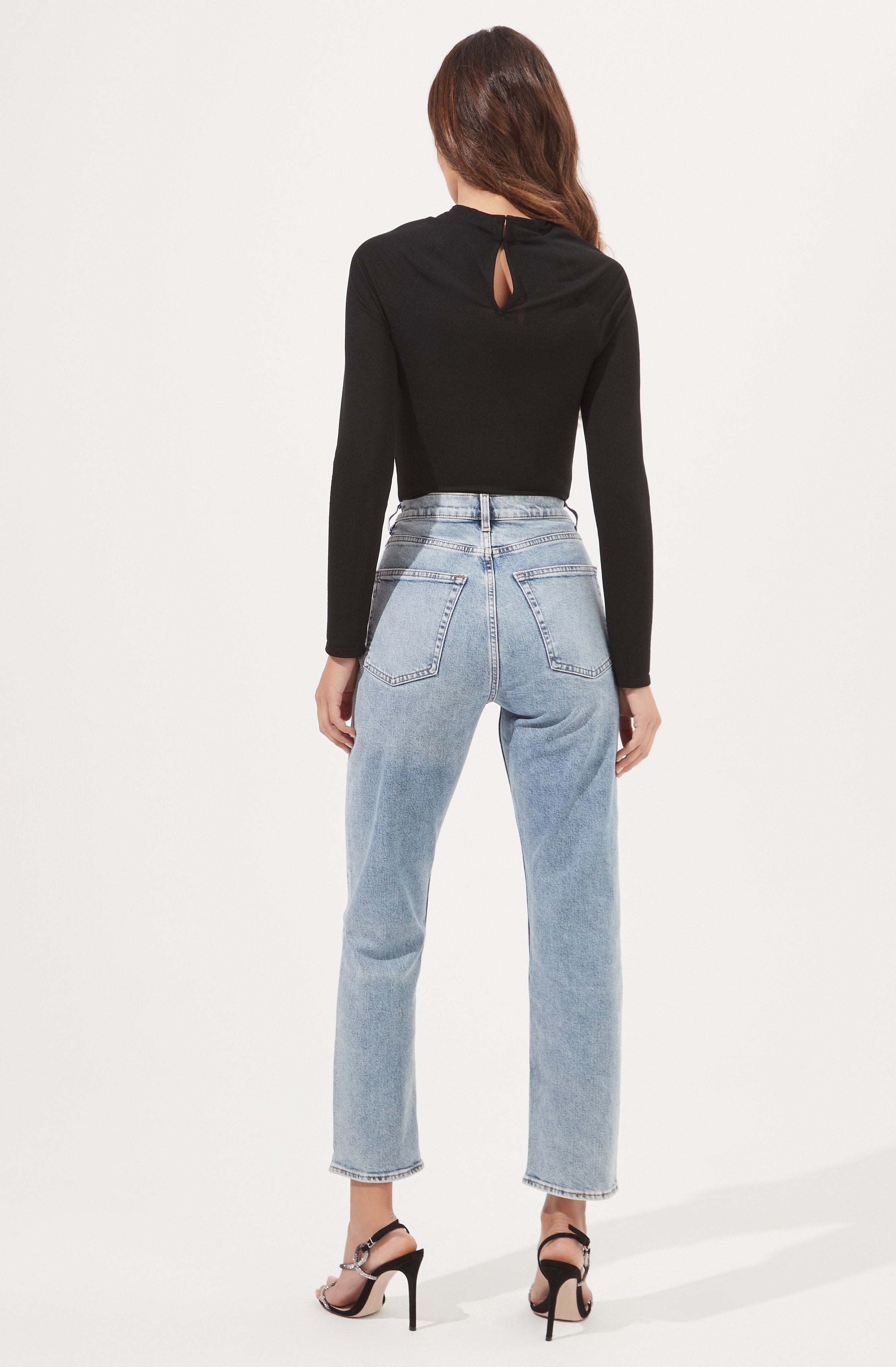 Black Crewneck T-Shirt - This is an outfit that easily goes from morning coffee to post-work happy hour. It lays emphasis on a crew neck. Style this piece with a pair of capris and sneakers for a casual day out.