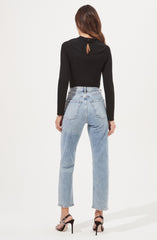 Black Crewneck T-Shirt - This is an outfit that easily goes from morning coffee to post-work happy hour. It lays emphasis on a crew neck. Style this piece with a pair of capris and sneakers for a casual day out.