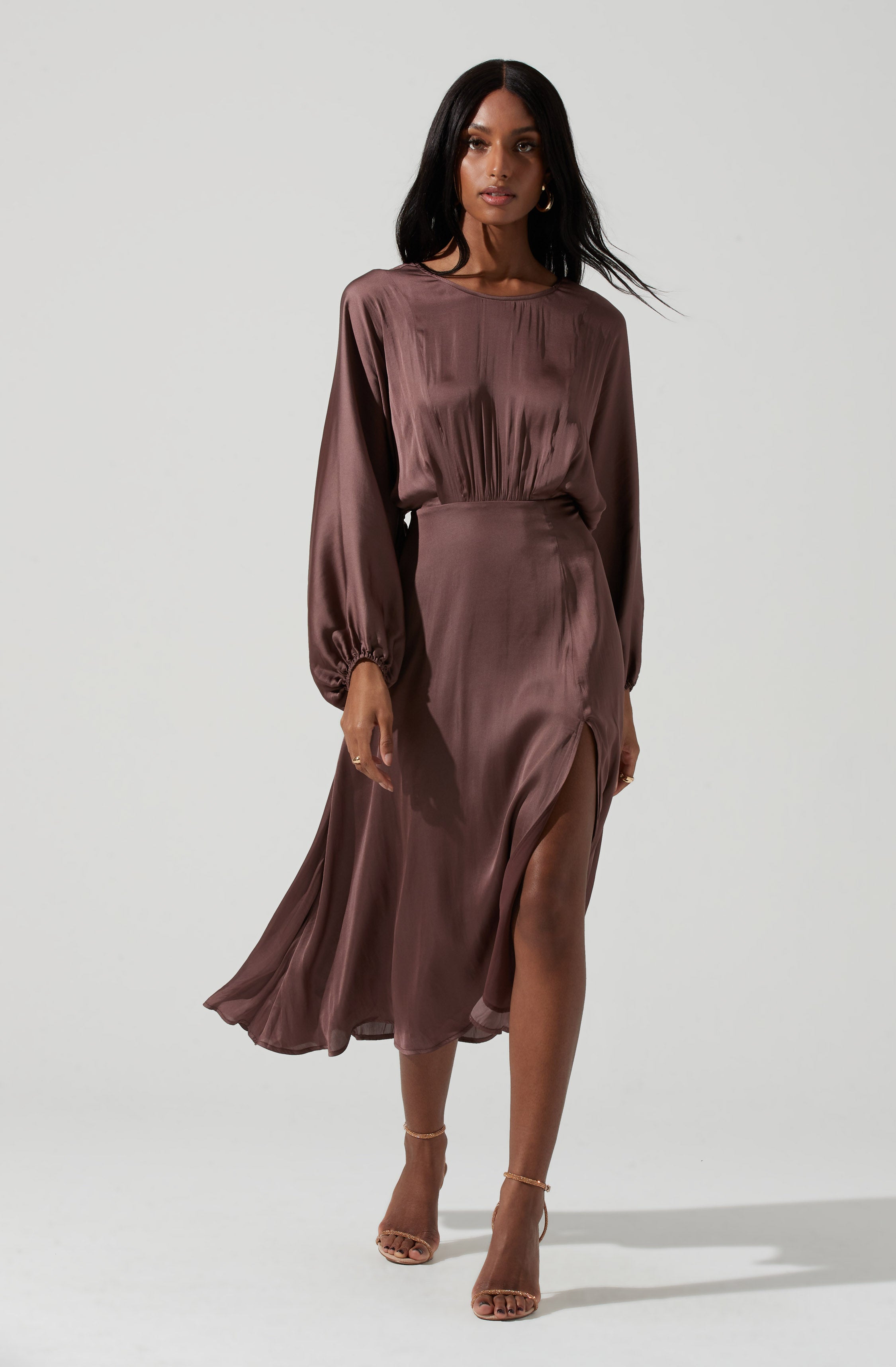 Brown Crewneck Dress - Brunch is all about dressing light without compromising on style, and this dress achieves both of those. It flaunts a round neckline.
