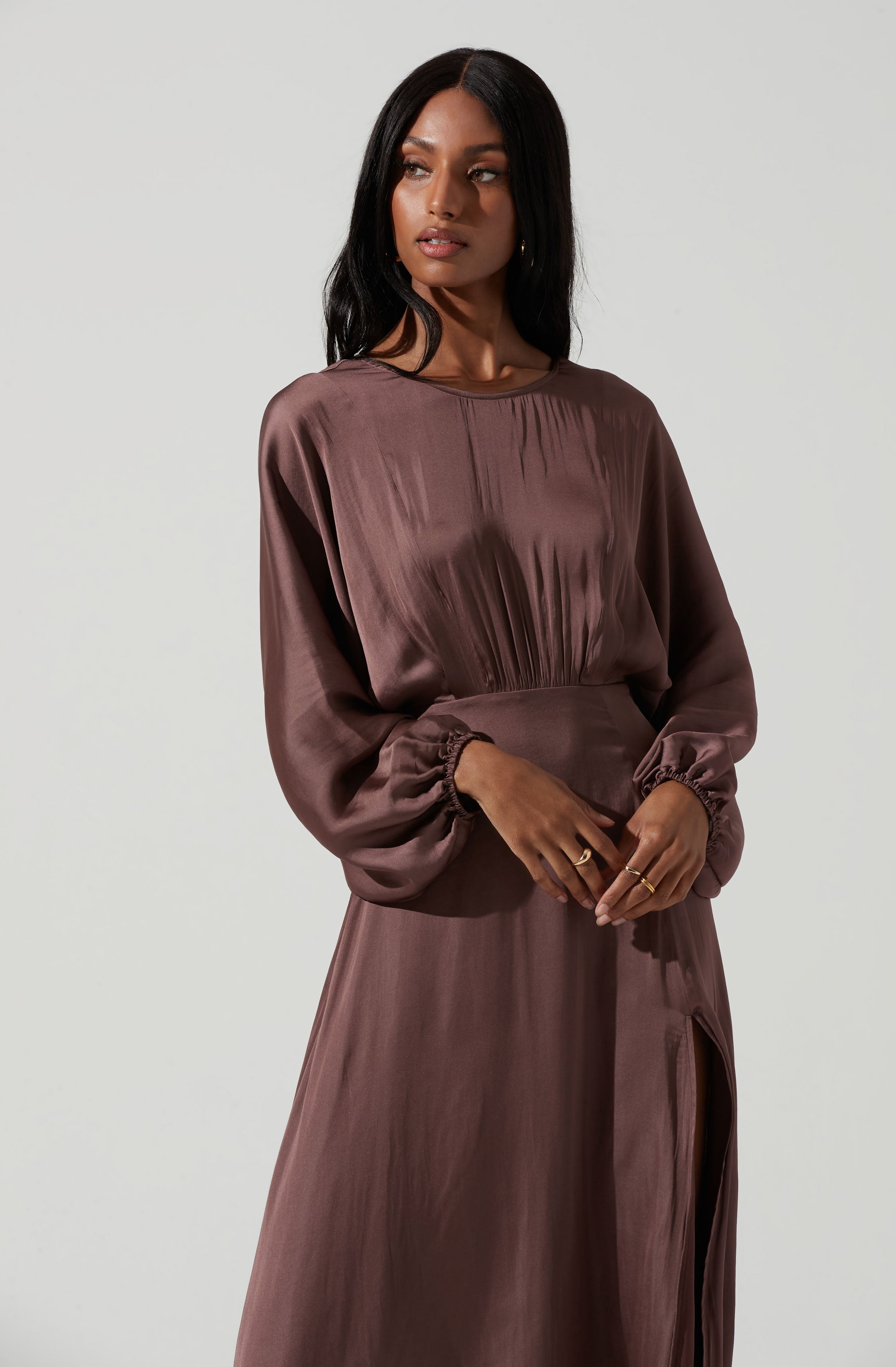 Brown Crewneck Dress - Brunch is all about dressing light without compromising on style, and this dress achieves both of those. It flaunts a round neckline.