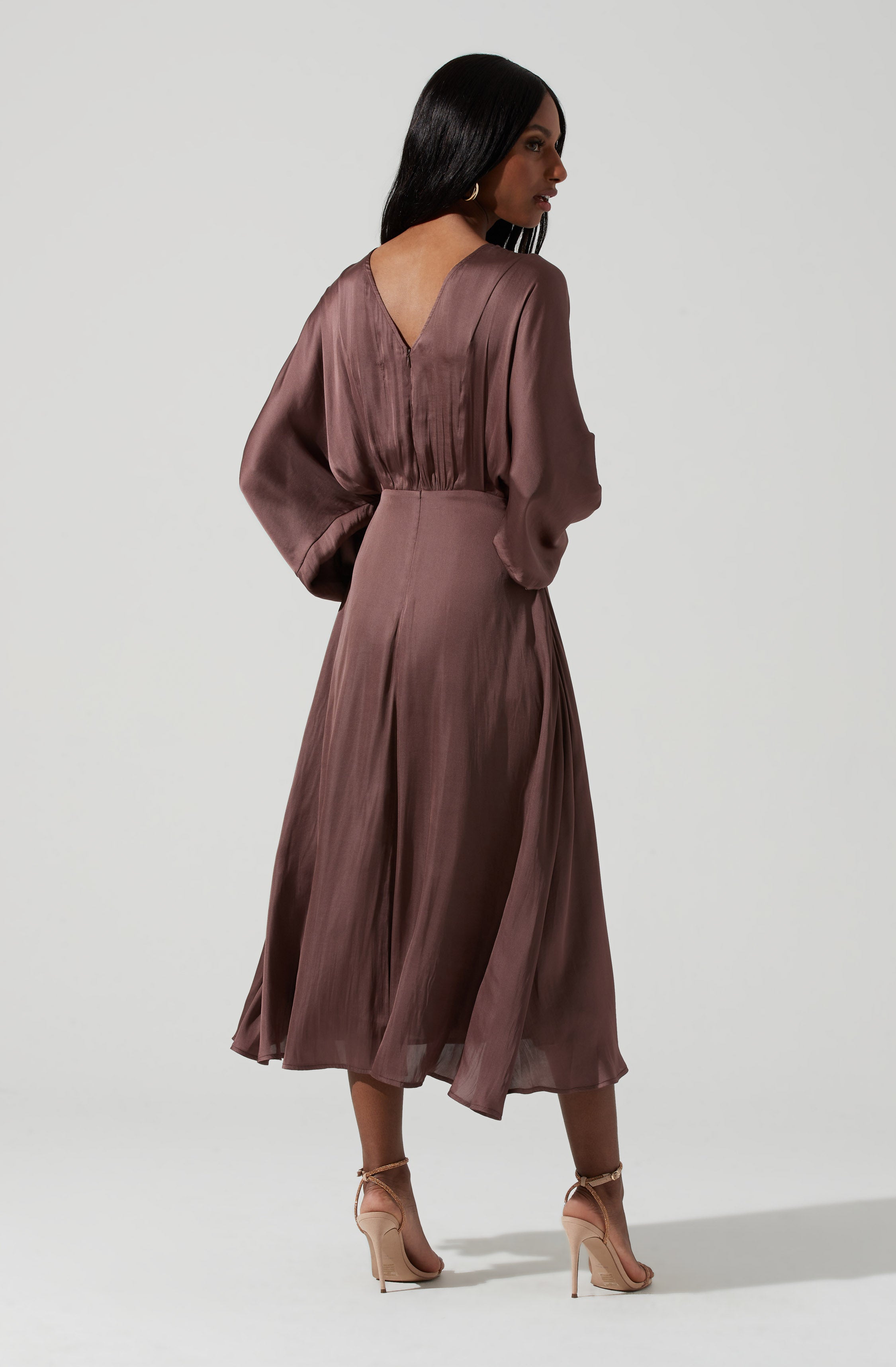 Brown Crewneck Dress - This dress is bold, retro, and fashionable, making it a must-have. It comes with a round neckline.