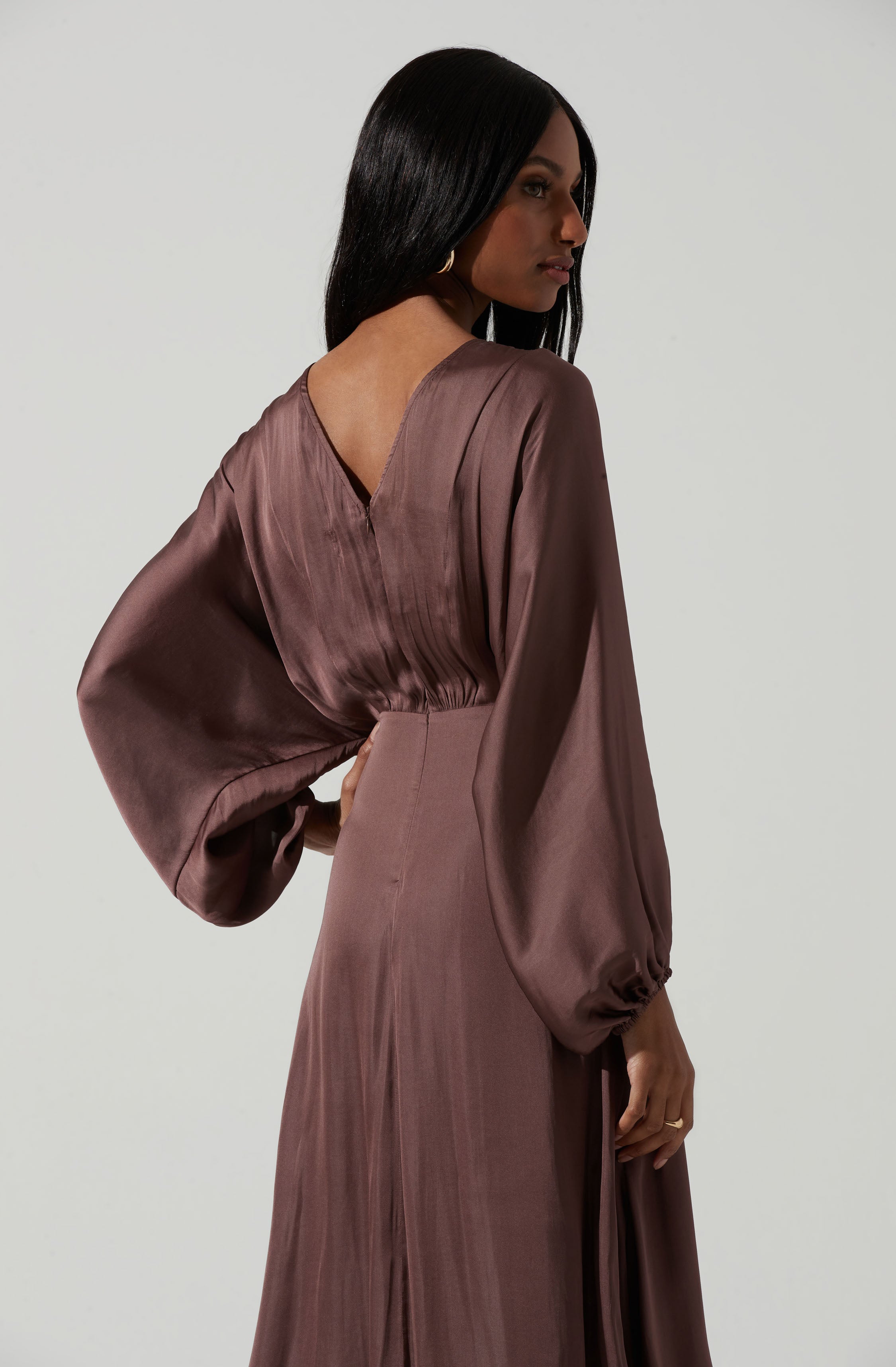 Brown Crewneck Dress - This dress is bold, retro, and fashionable, making it a must-have. It comes with a round neckline.