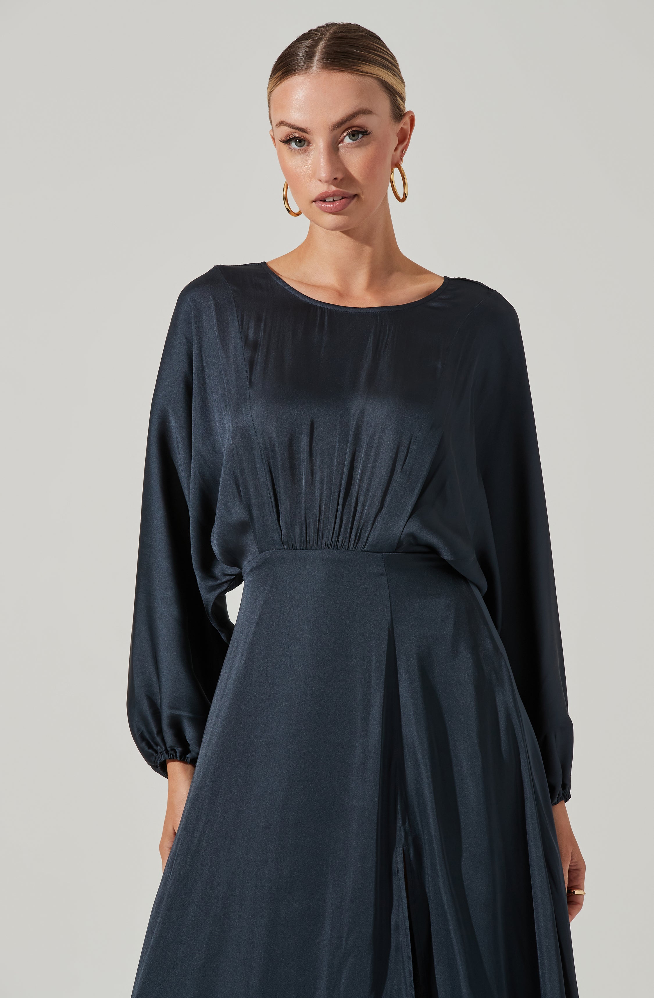 Green Sheath Dress - This one has a classic style to it that's great for special occasions and events. It comes with a round neckline. This dress goes well with a pair of suede pumps and an envelope clutch.