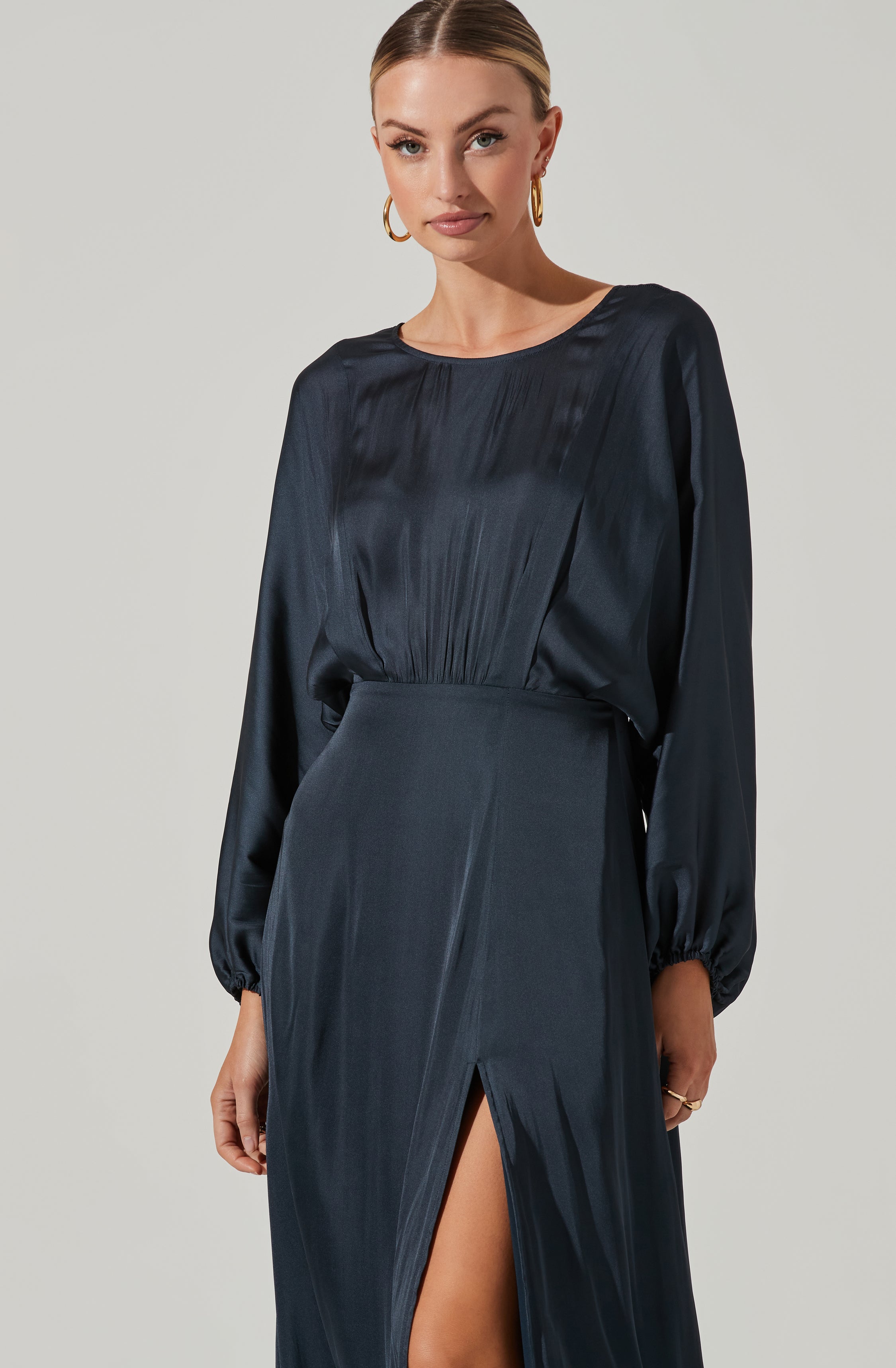 Green Sheath Dress - This one has a classic style to it that's great for special occasions and events. It comes with a round neckline. This dress goes well with a pair of suede pumps and an envelope clutch.