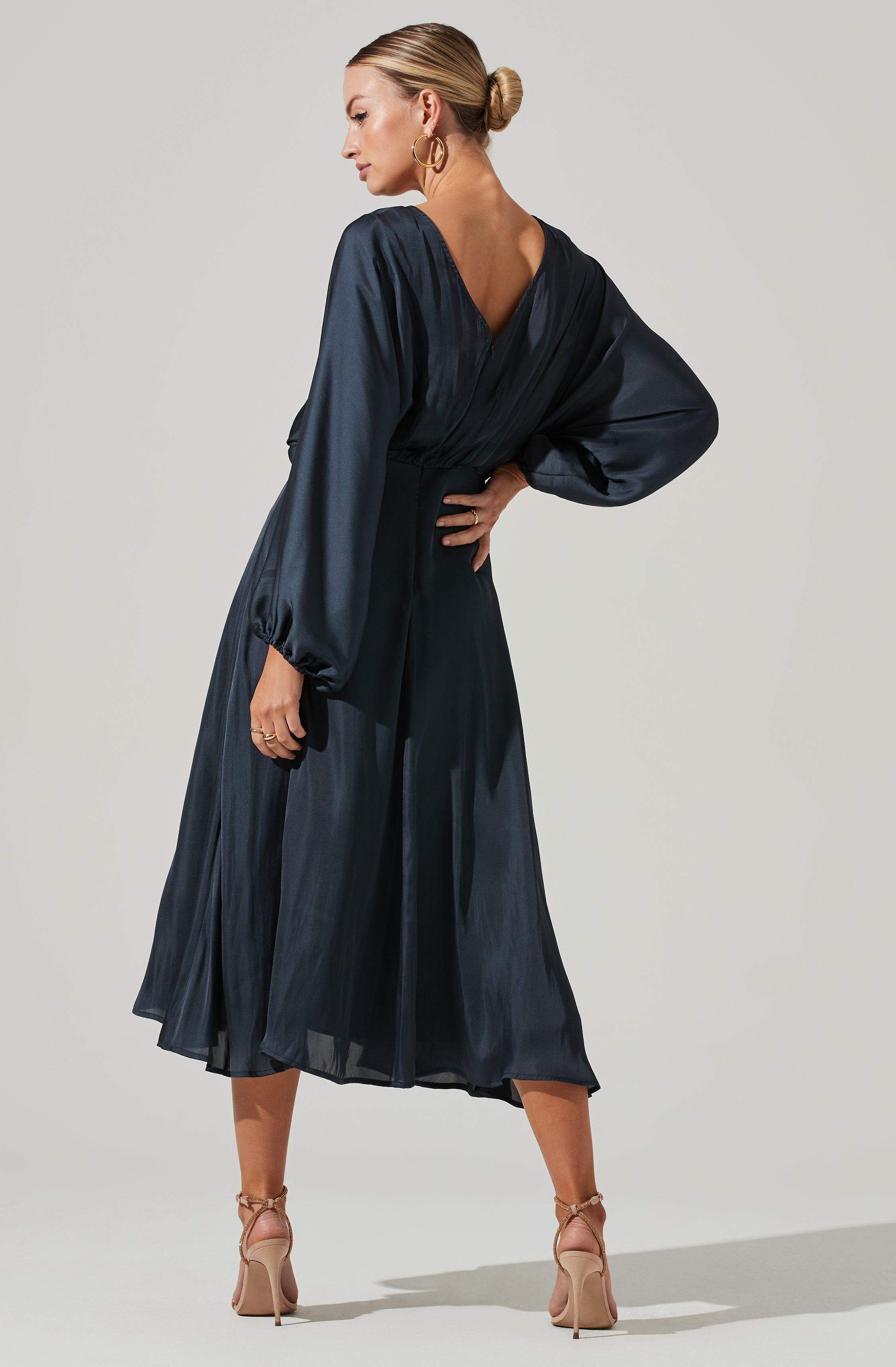 Green Sheath Dress - This one has a classic style to it that's great for special occasions and events. It comes with a round neckline. This dress goes well with a pair of suede pumps and an envelope clutch.