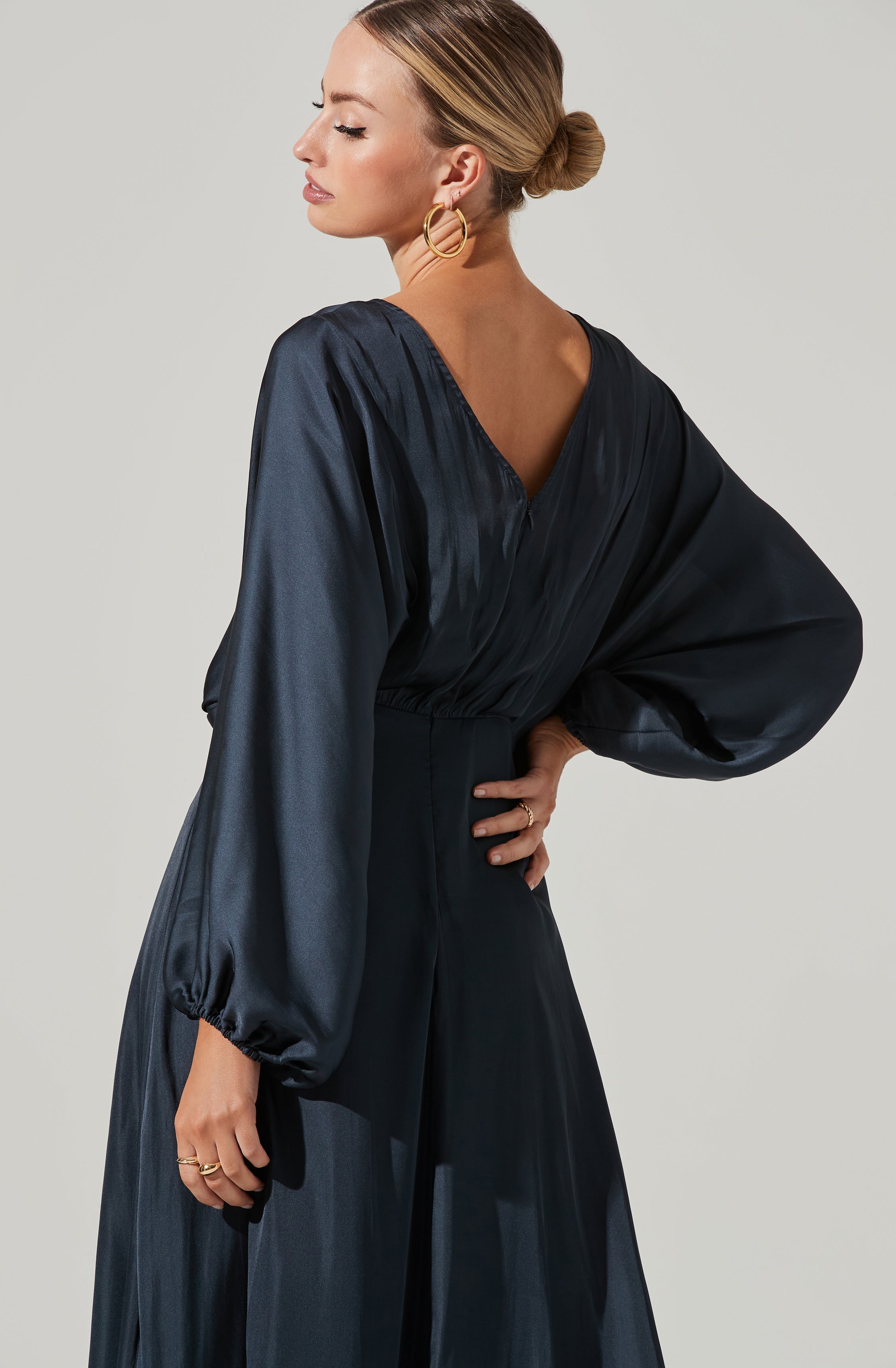 Green Sheath Dress - This one has a classic style to it that's great for special occasions and events. It comes with a round neckline. This dress goes well with a pair of suede pumps and an envelope clutch.