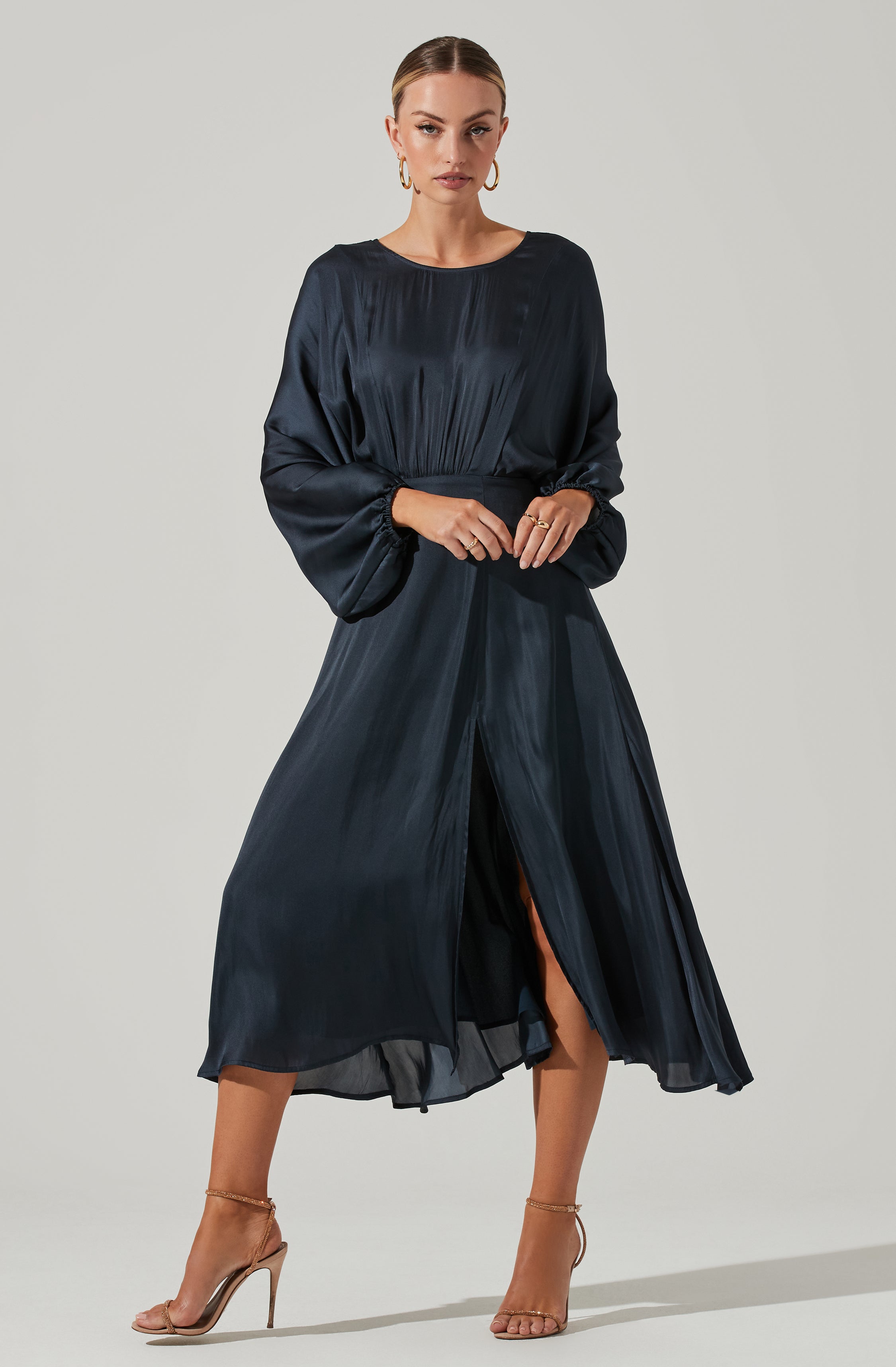 Green Sheath Dress - This one has a classic style to it that's great for special occasions and events. It comes with a round neckline. This dress goes well with a pair of suede pumps and an envelope clutch.