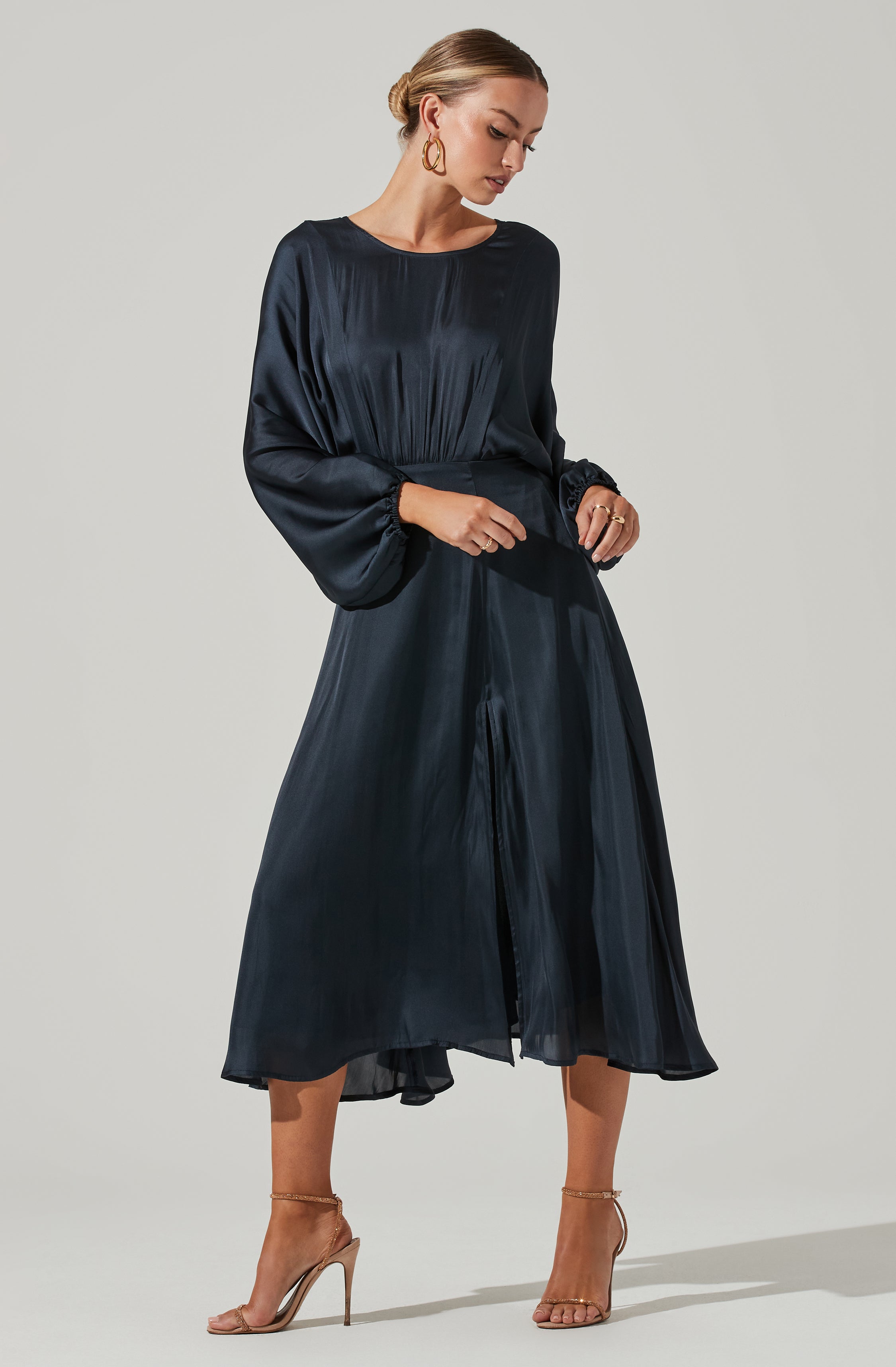 Green Sheath Dress - This one has a classic style to it that's great for special occasions and events. It comes with a round neckline. This dress goes well with a pair of suede pumps and an envelope clutch.