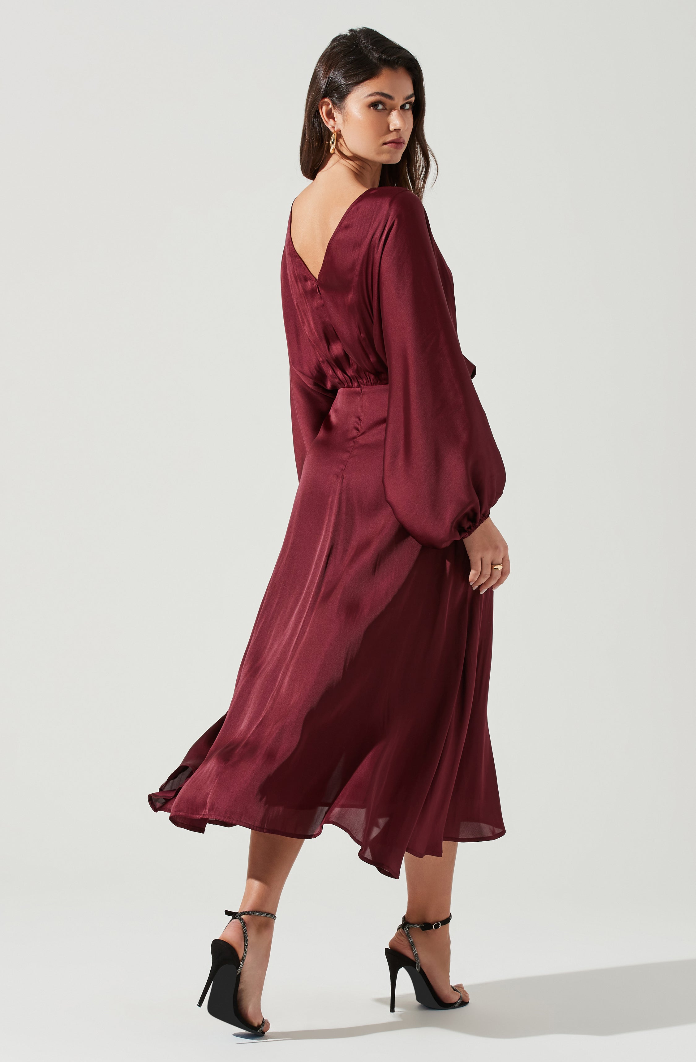 Red V-Neck Flare Dress - This dress is ideal for a summer brunch. It features a refined V-neck.