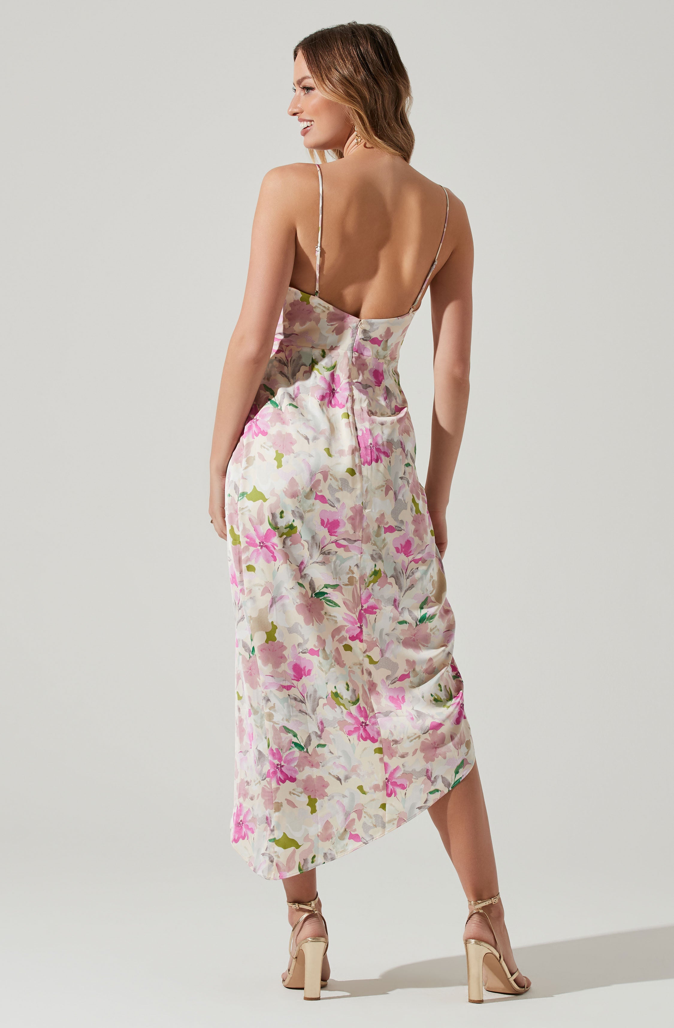 Grey A-Line Dress - This A-line dress gives a breezy yet stylish vibe, and is perfect for a brunch date. It flaunts a stylish V-neck. Team this one with a pair of suede boots and a wavy hairdo.