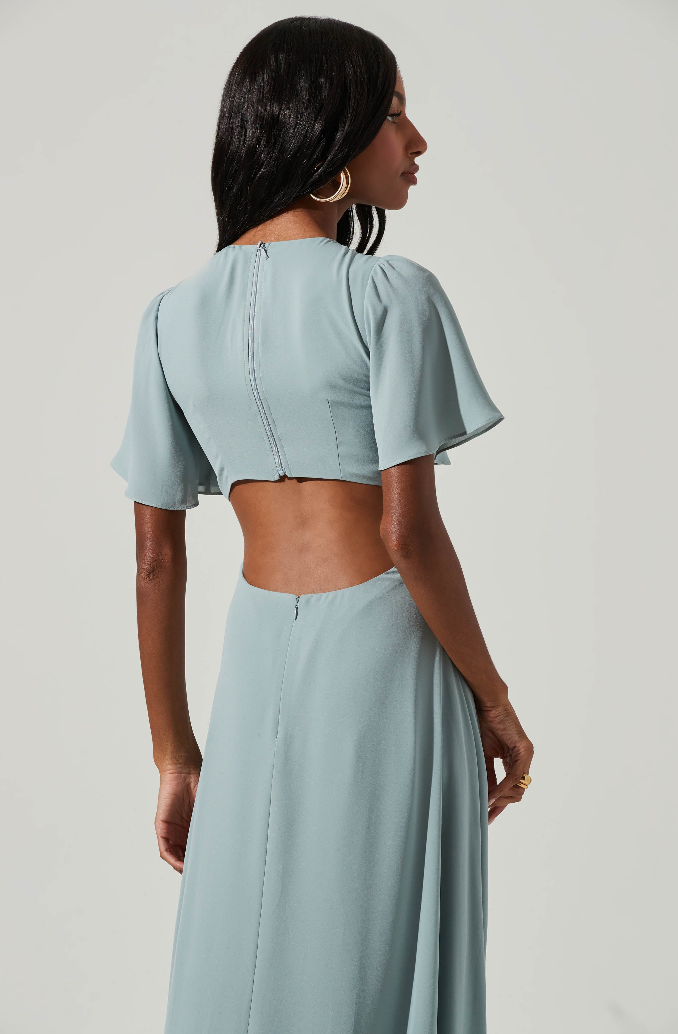 Grey Crewneck Dress - This dress is ideal for a summer brunch. It emphasizes a crew neck.