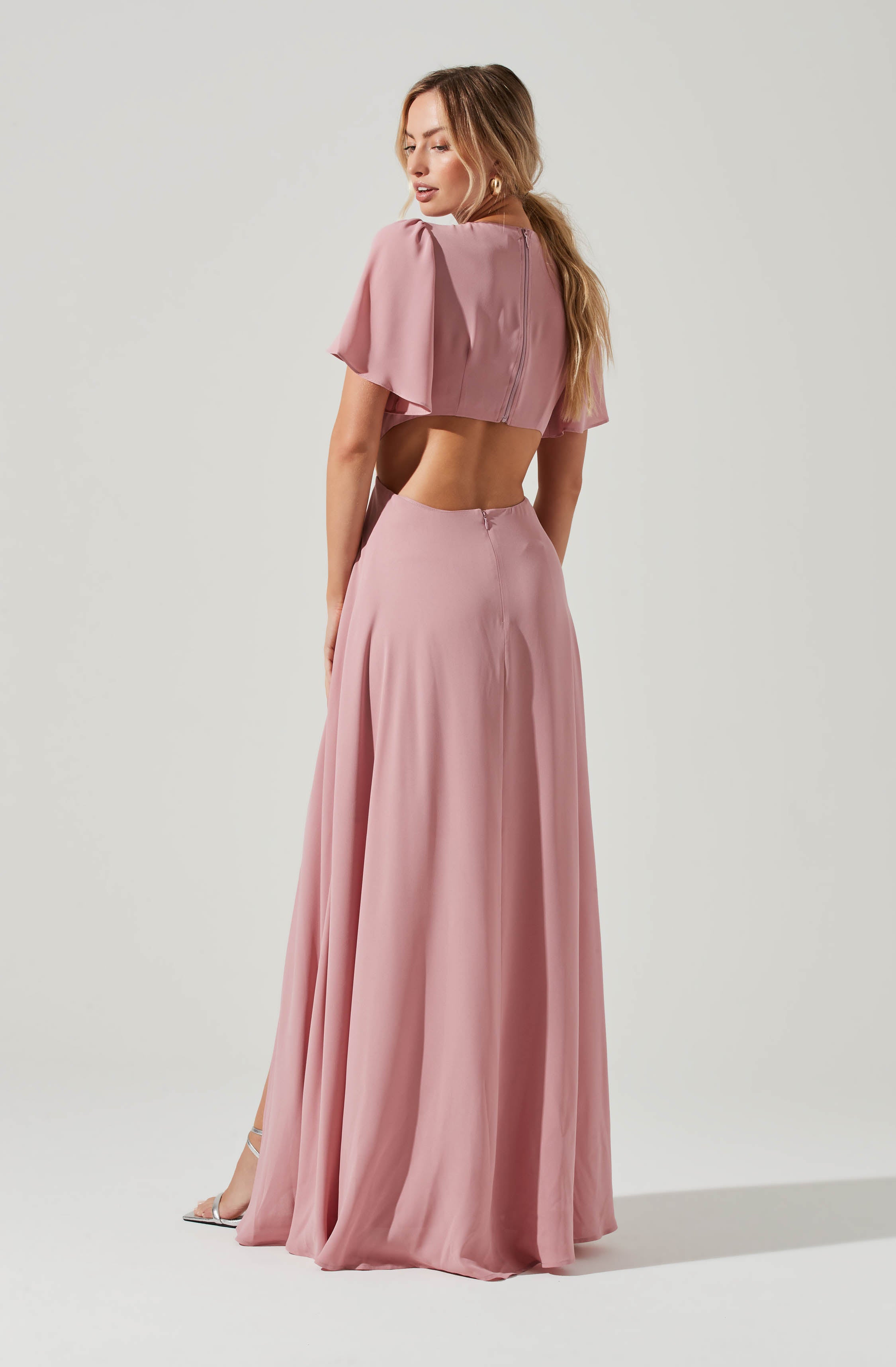 Shorts Sleeve Flare Dress - This retro dress is just what you need to add a bit of color to your wardrobe. It has a crew neck.