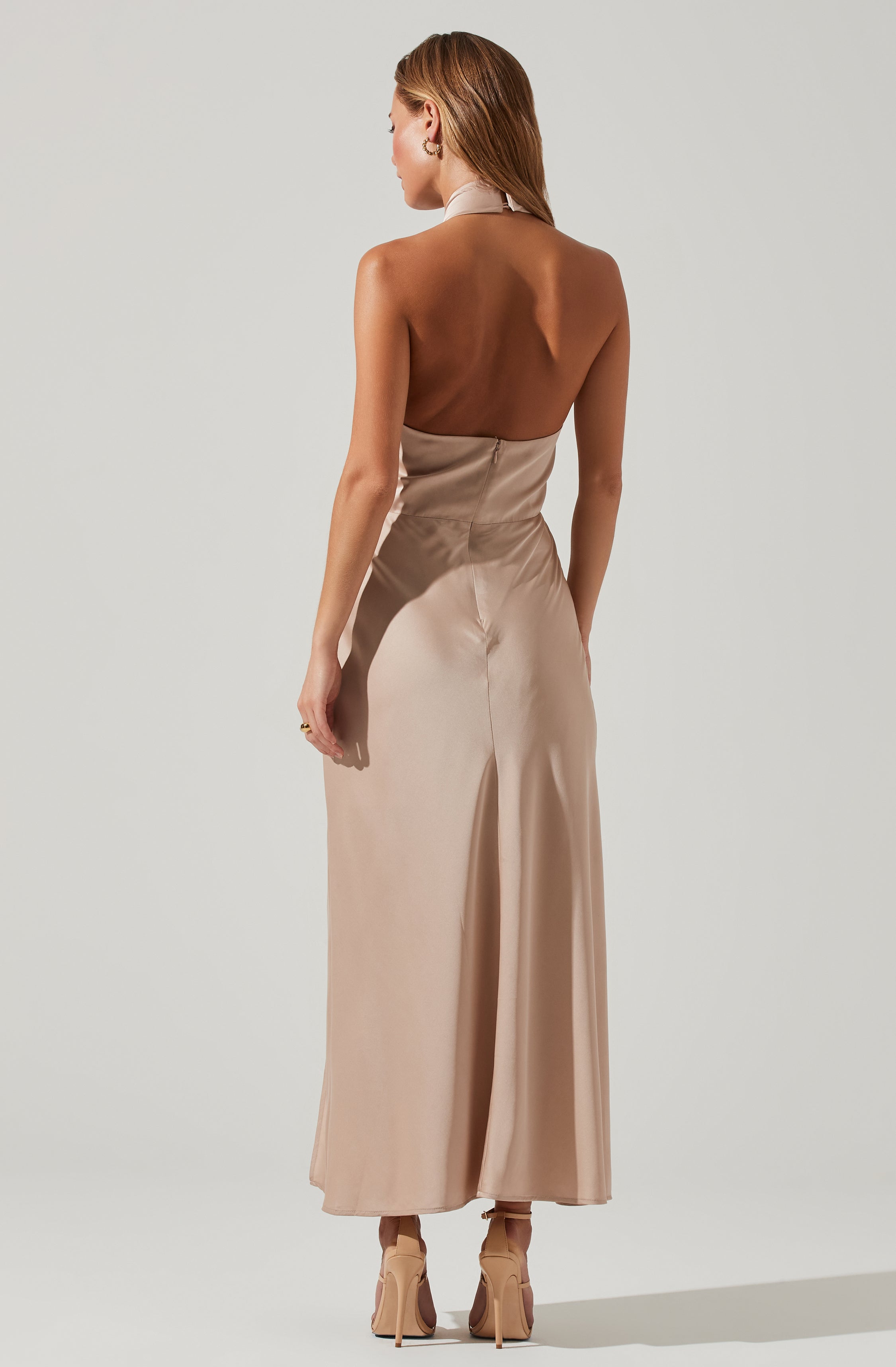 Shorts Sleeve Mermaid Dress - This retro dress is just what you need to add a bit of color to your wardrobe. It comes with a slender highneck. This dress goes really well with stilettos and a stole.