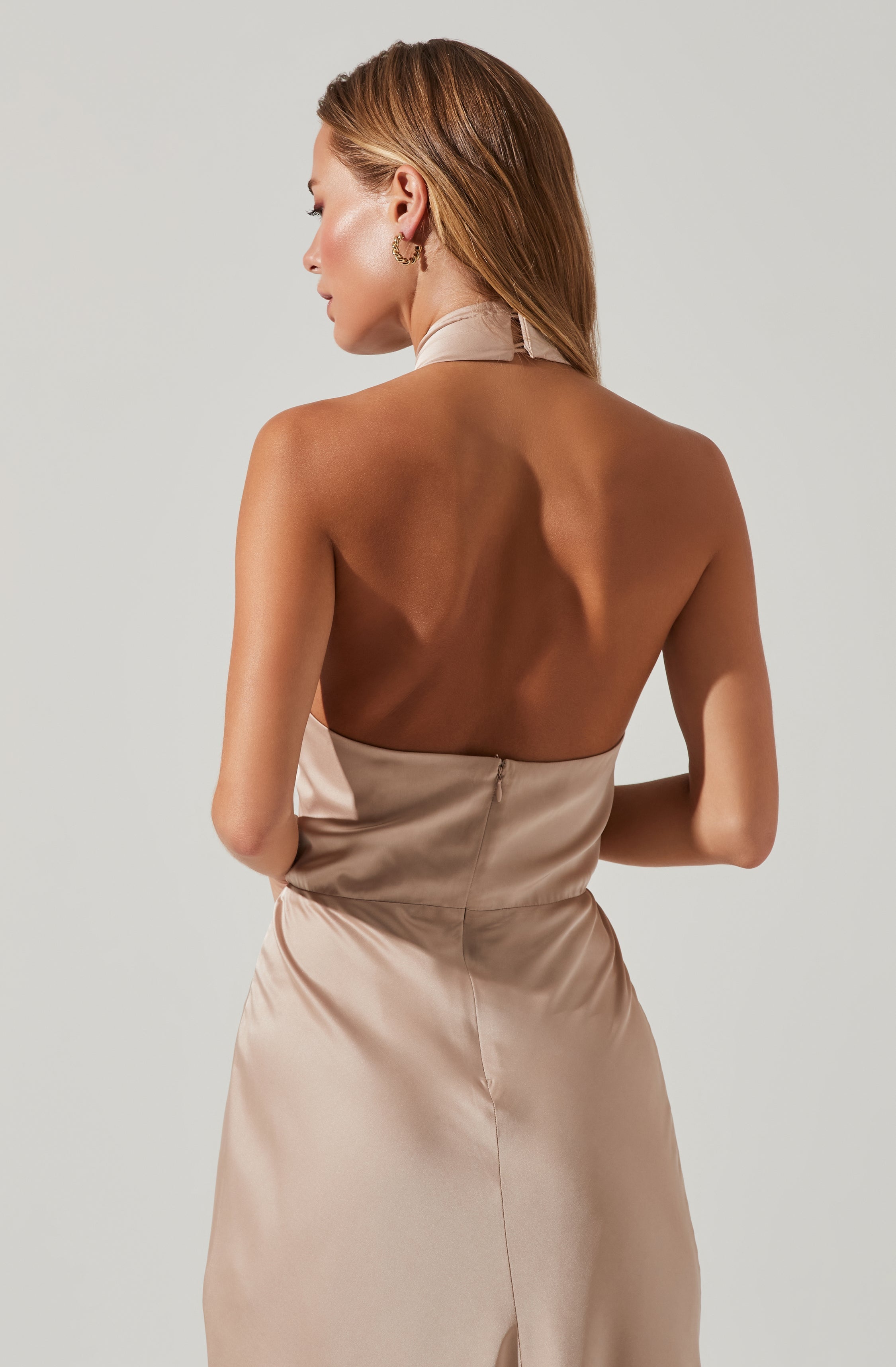 Shorts Sleeve Mermaid Dress - This retro dress is just what you need to add a bit of color to your wardrobe. It comes with a slender highneck. This dress goes really well with stilettos and a stole.