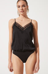 Lace Sweetheart Neck Camisole - Showcase effortless style, in this modish piece. It flaunts an enticing sweetheart neckline.