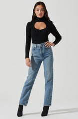 Light Rinse Jeans - It has a comfortably straight fit that goes well with jeans. The light wash also increases its style quotient. Opt for a quirky and casual look by pairing it with a bandage top and wedge sandals.