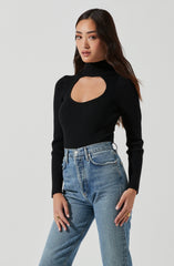 Light Rinse Jeans - It has a comfortably straight fit that goes well with jeans. The light wash also increases its style quotient. Opt for a quirky and casual look by pairing it with a bandage top and wedge sandals.