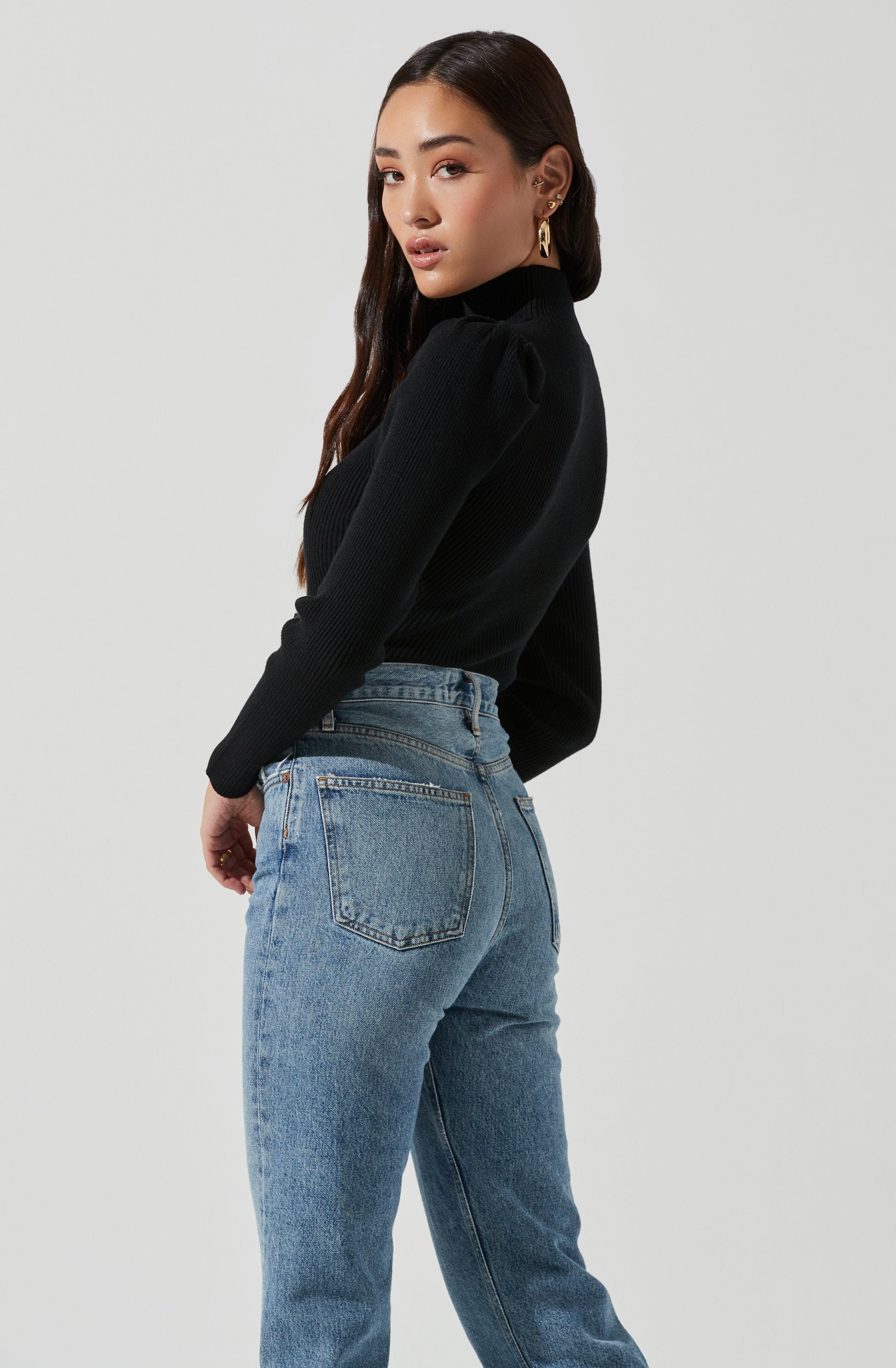 Light Rinse Jeans - It has a comfortably straight fit that goes well with jeans. The light wash also increases its style quotient. Opt for a quirky and casual look by pairing it with a bandage top and wedge sandals.