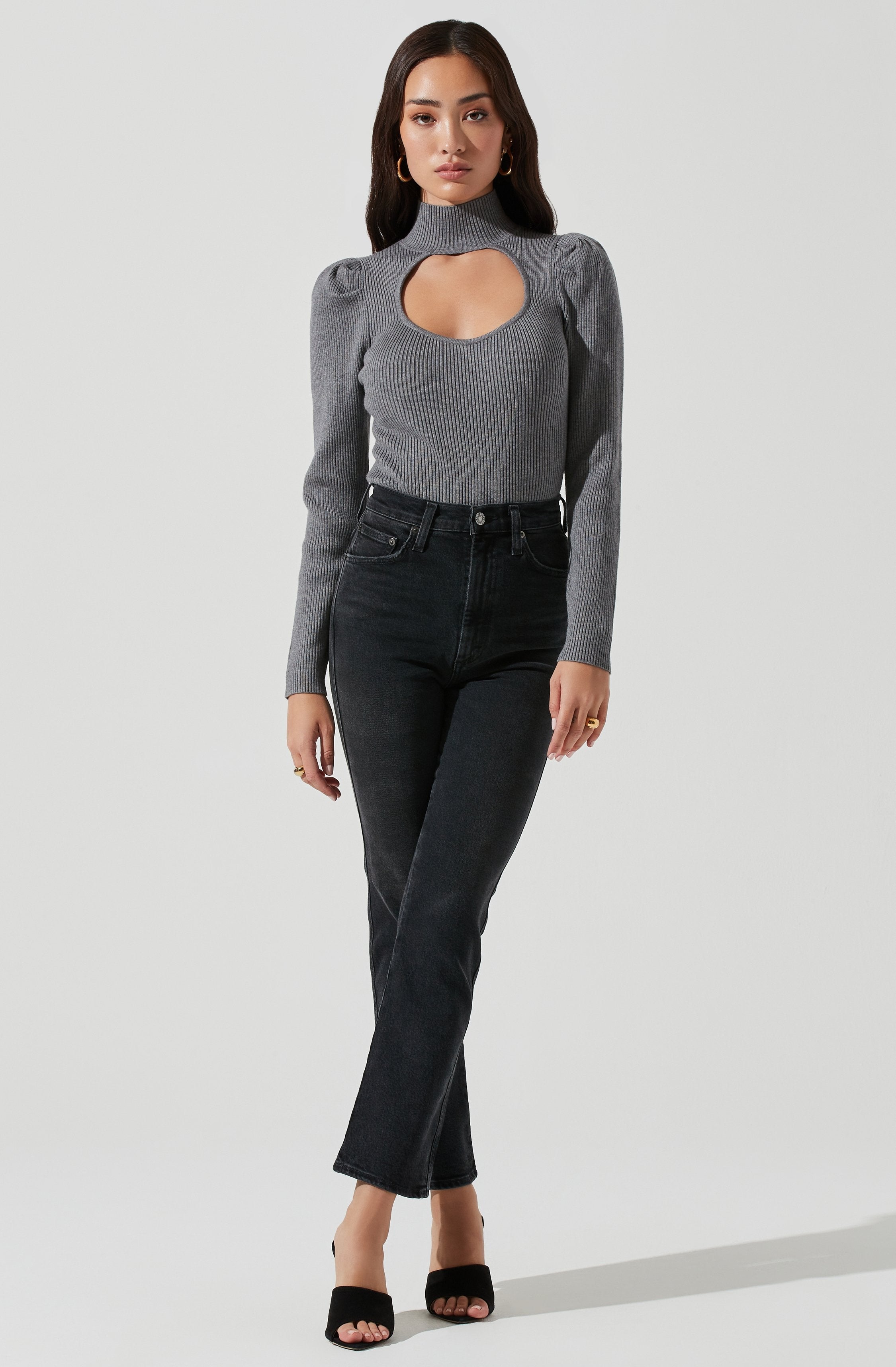 Grey Textured Sweater - This piece is an excellent casual topwear option. It features a complementing scoop neck. The textured pattern is also extremely flattering. A pair of high-waisted jeans and strappy heels are all you need to put together a stunning look with this sweater.