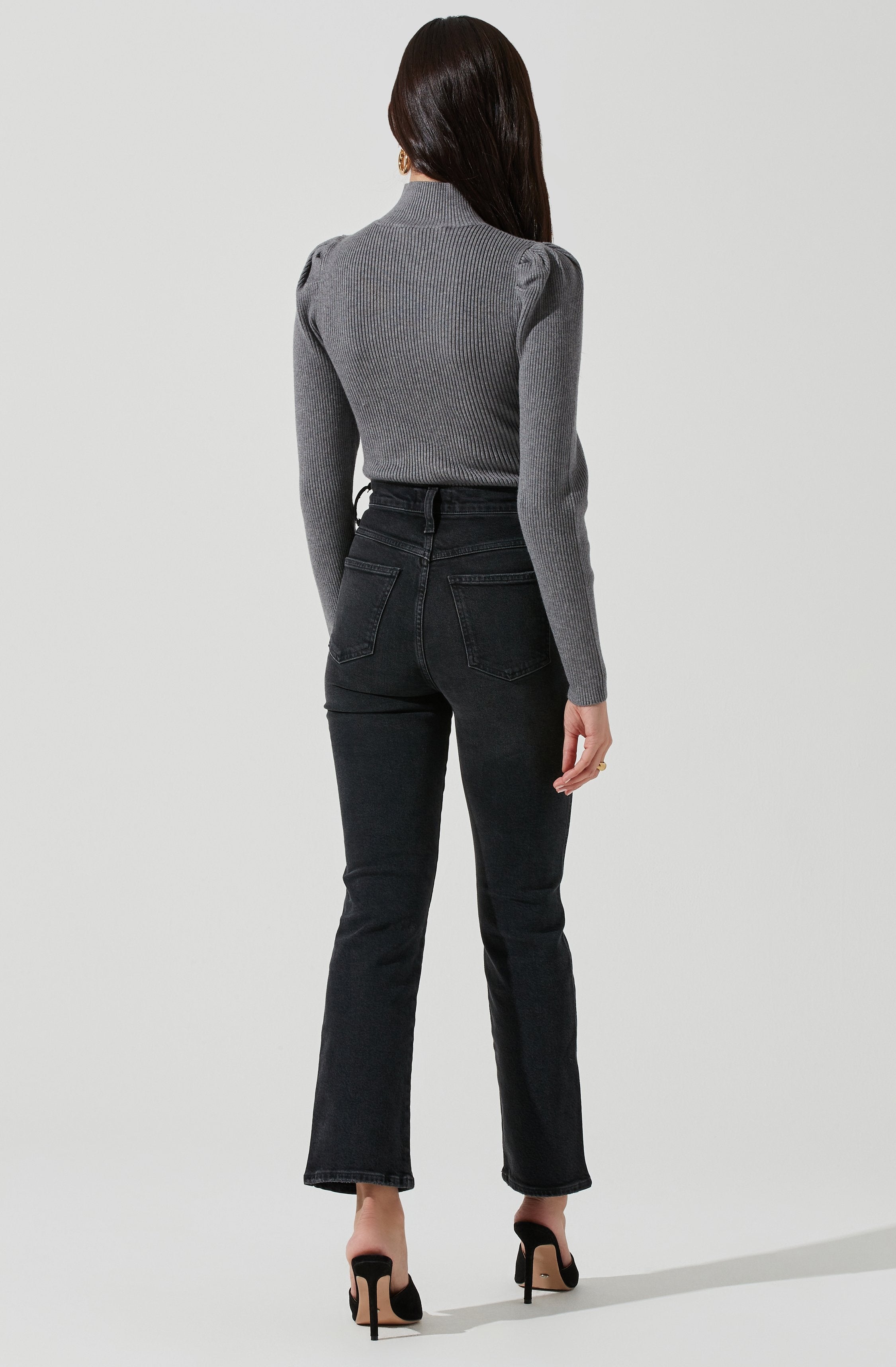 Grey Scoop Neck Sweater - This piece is uber stylish and comfortable. It features an appealing scoop neck. The textured pattern is also extremely flattering. Style it with a pair of ripped denims and running shoes for a casual look.