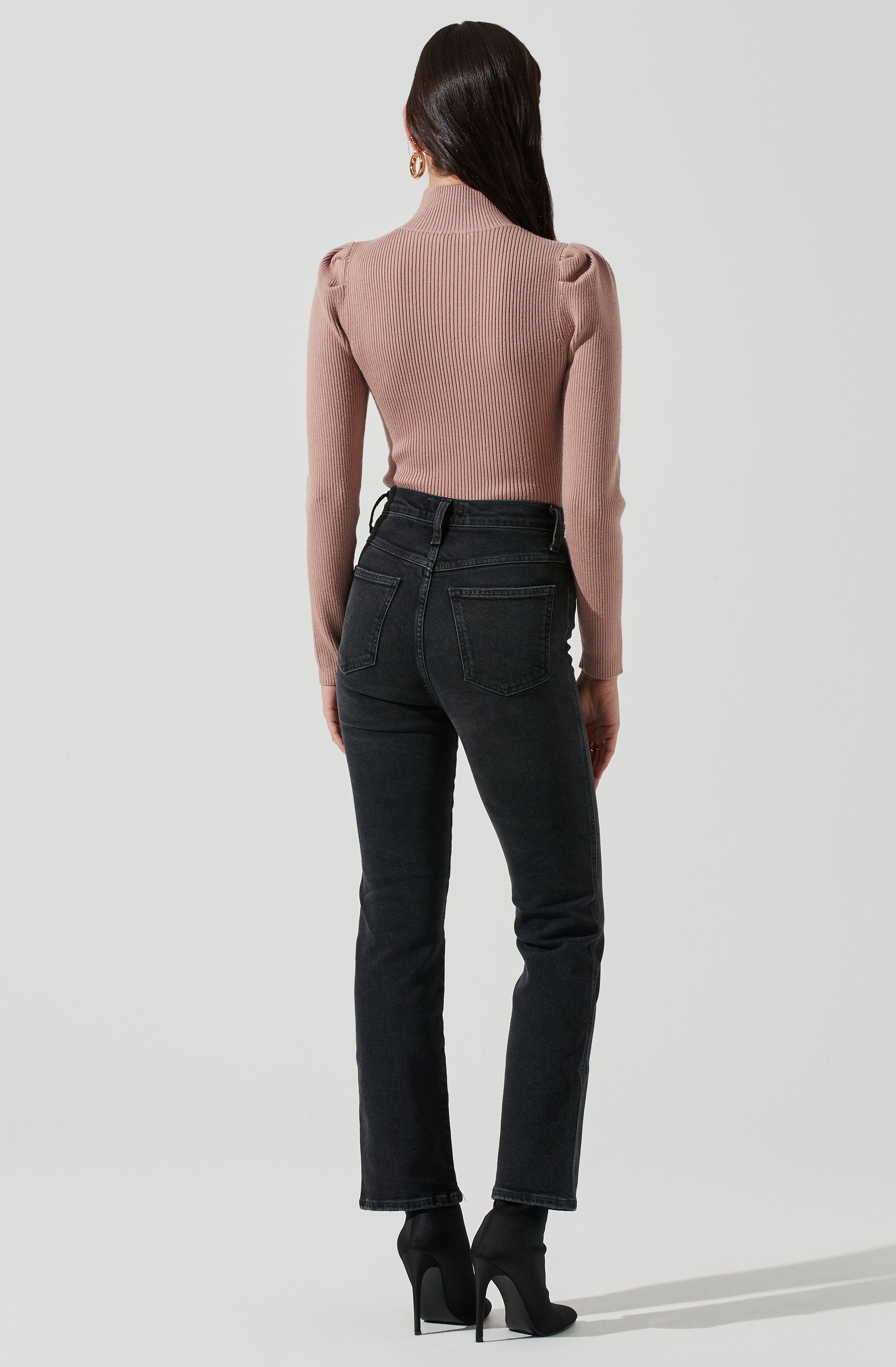 Long Sleeve Textured Sweater - This piece is an excellent casual topwear option. It lays emphasis on a scooped neckline. The textured pattern is also extremely flattering. Style it with a pair of dark denims and a hobo bag for a chic look.