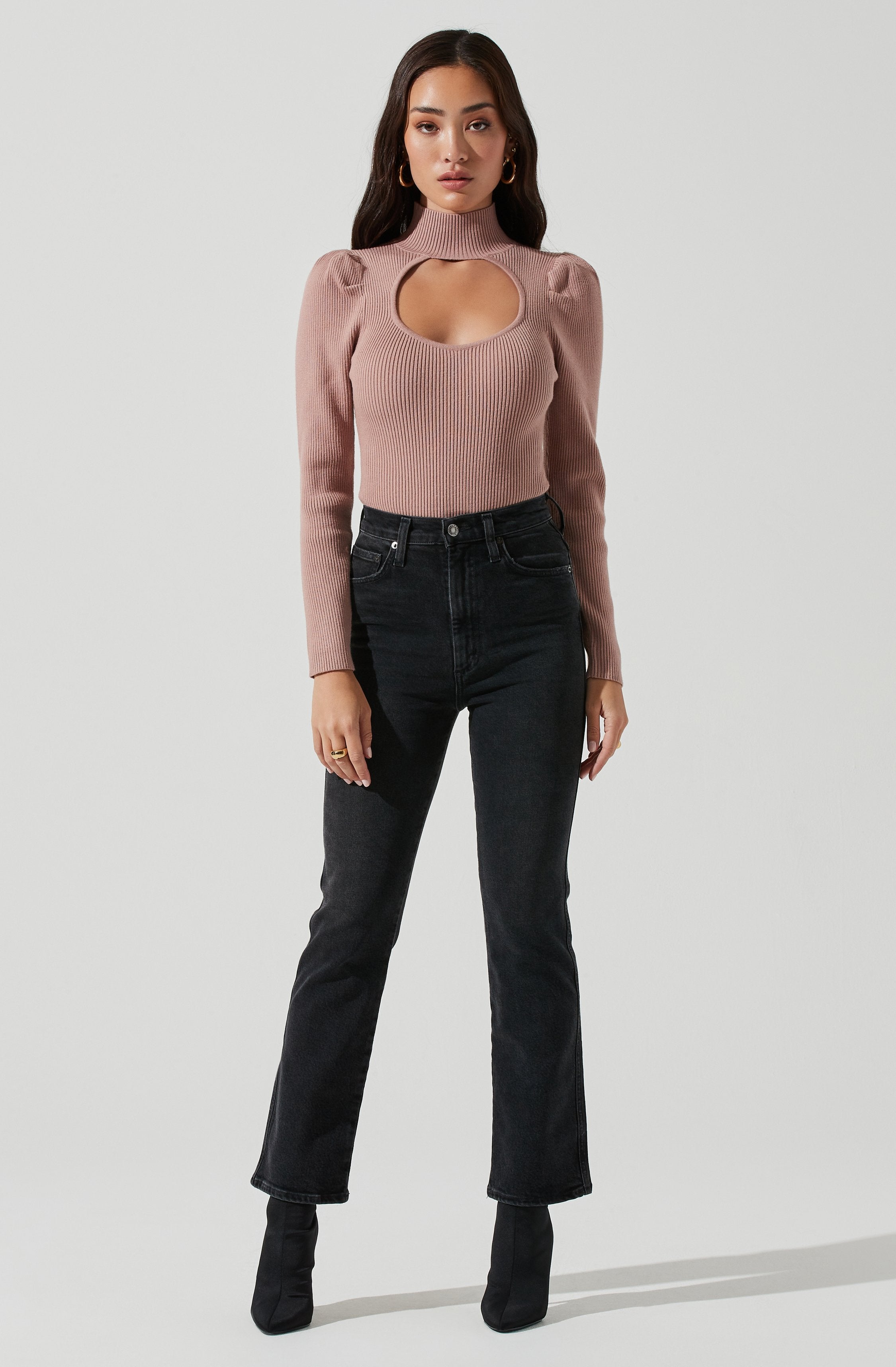 Long Sleeve Textured Sweater - This piece is an excellent casual topwear option. It lays emphasis on a scooped neckline. The textured pattern is also extremely flattering. Style it with a pair of dark denims and a hobo bag for a chic look.