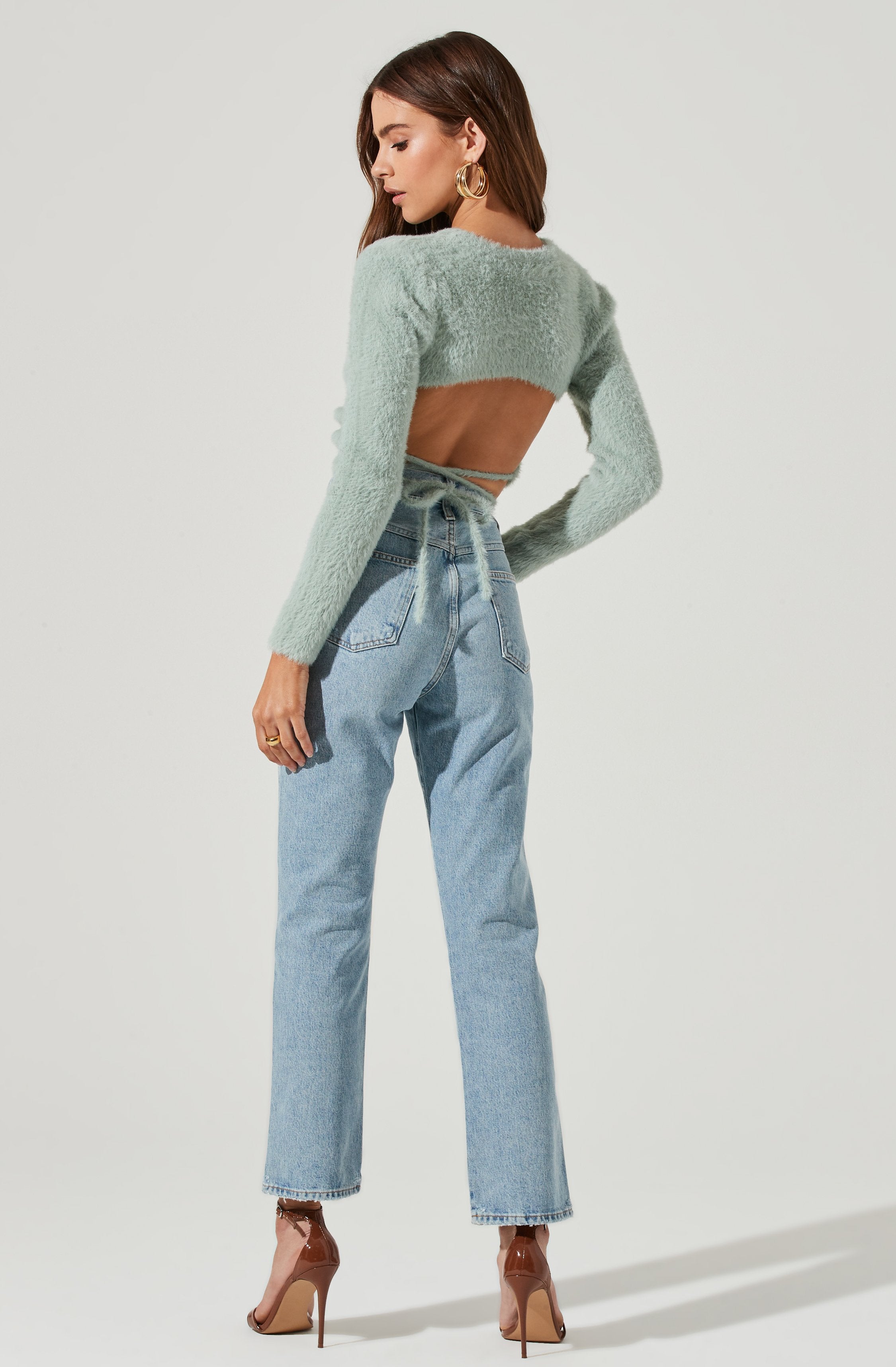 Textured Sweater - This is a versatile piece that looks good all day long. It flaunts a crew neck that boosts its classic look. Its texture also adds depth to its style. Pull off an uber-trendy look by styling this with a pair of joggers and running shoes.