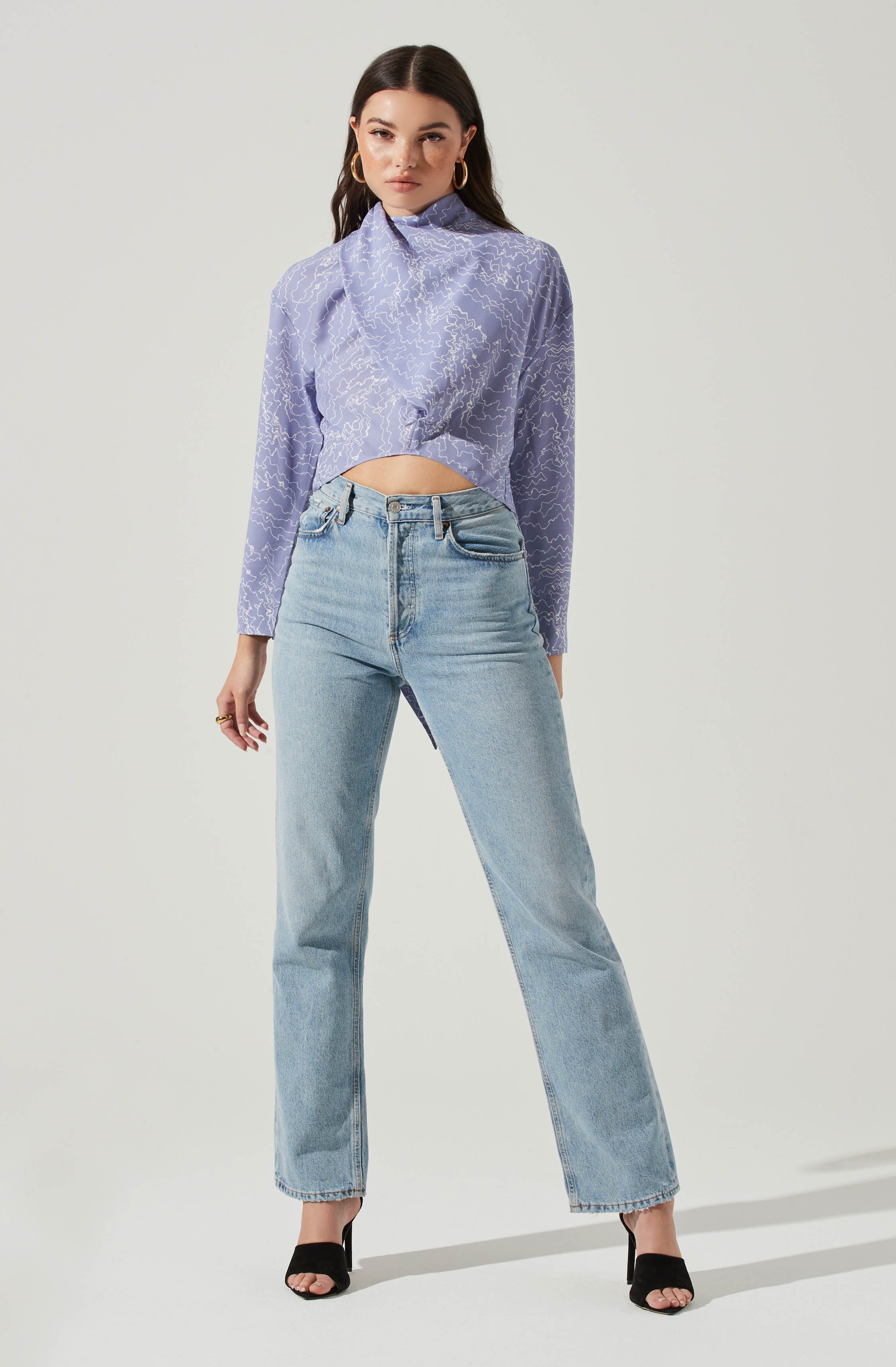 Solid T-Shirt - This piece perfectly fuses sophisticated aesthetics with contemporary details. It lays emphasis on a slender highneck. Opt for a stylish daytime look, pairing this tee with skinny jeans and pumps.
