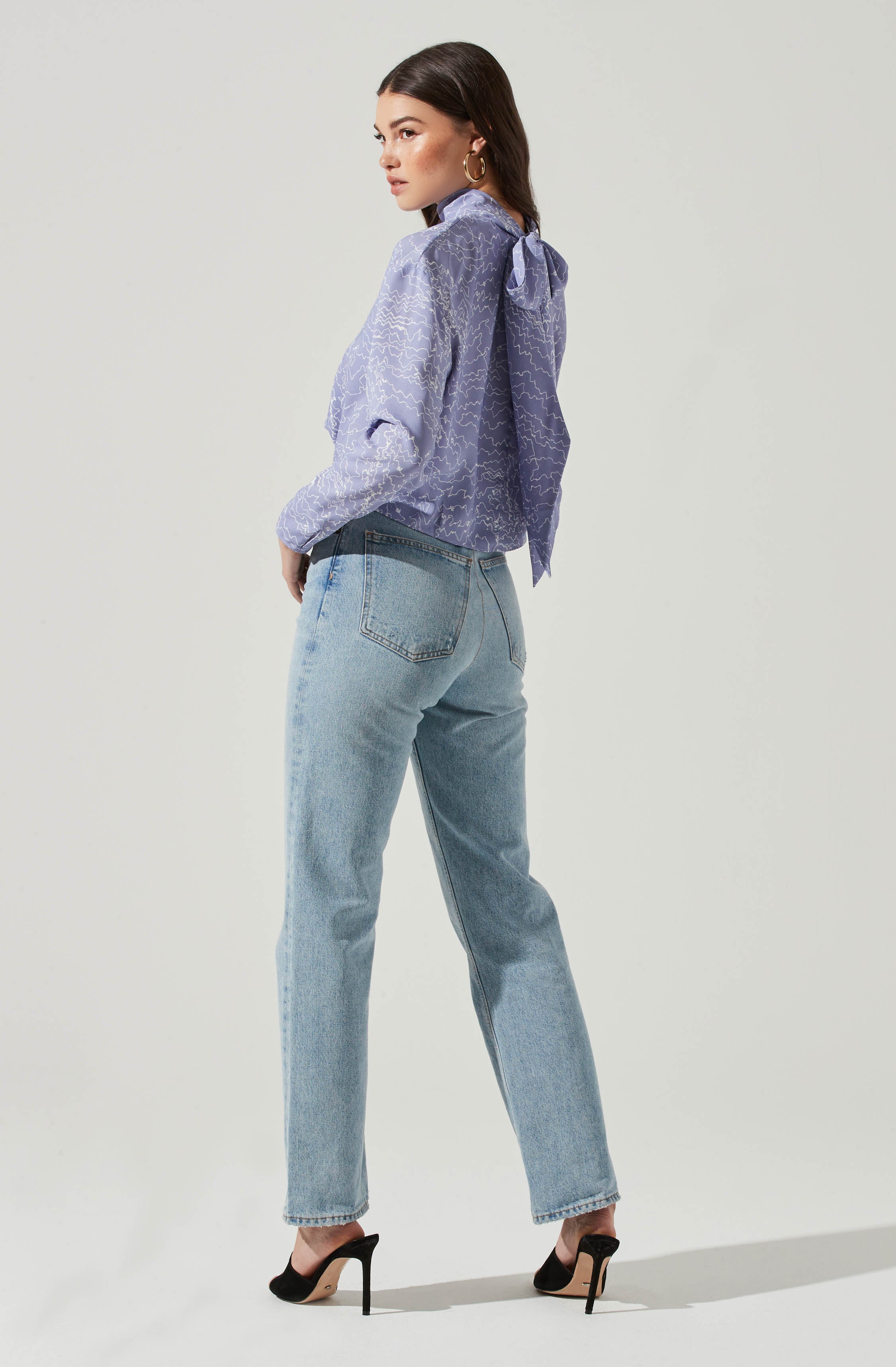Solid T-Shirt - This piece perfectly fuses sophisticated aesthetics with contemporary details. It lays emphasis on a slender highneck. Opt for a stylish daytime look, pairing this tee with skinny jeans and pumps.