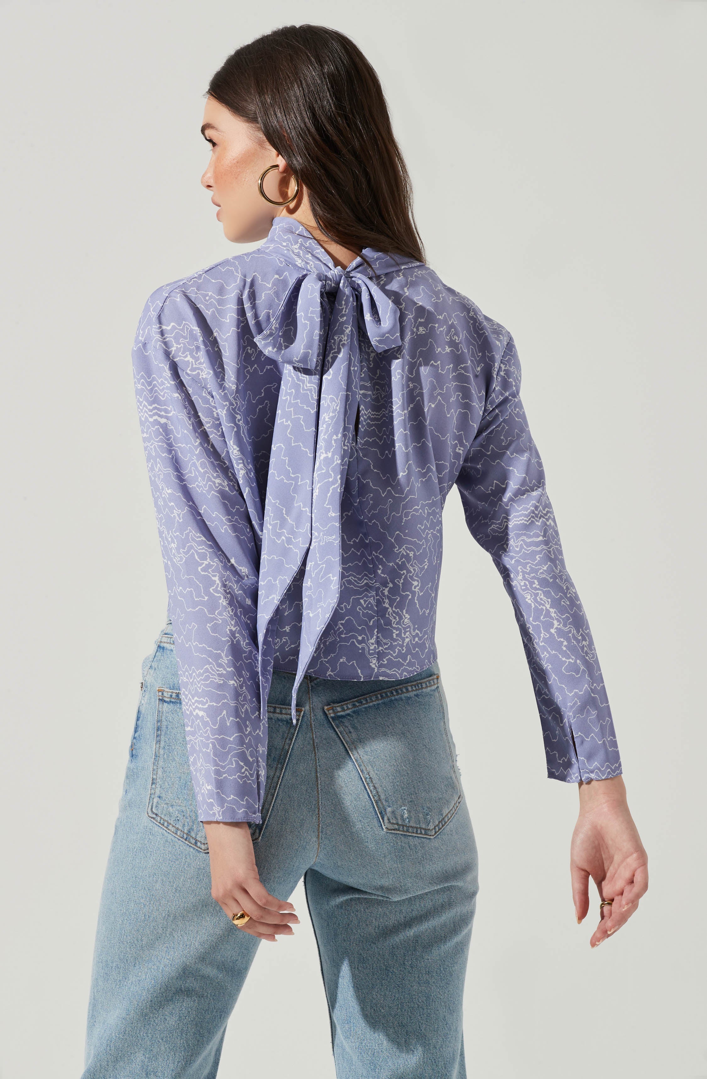 Solid T-Shirt - This piece perfectly fuses sophisticated aesthetics with contemporary details. It lays emphasis on a slender highneck. Opt for a stylish daytime look, pairing this tee with skinny jeans and pumps.