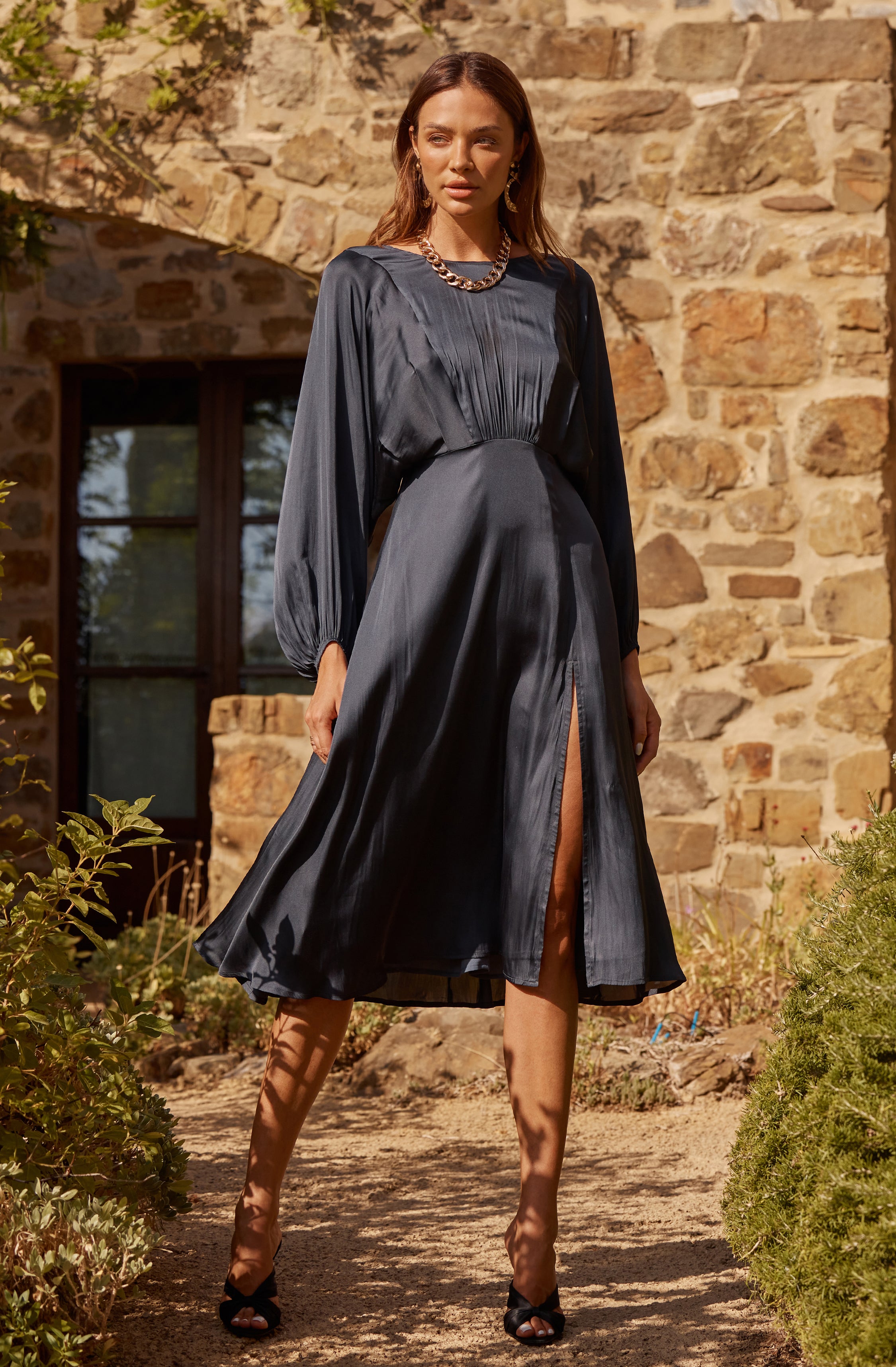 Green Sheath Dress - This one has a classic style to it that's great for special occasions and events. It comes with a round neckline. This dress goes well with a pair of suede pumps and an envelope clutch.